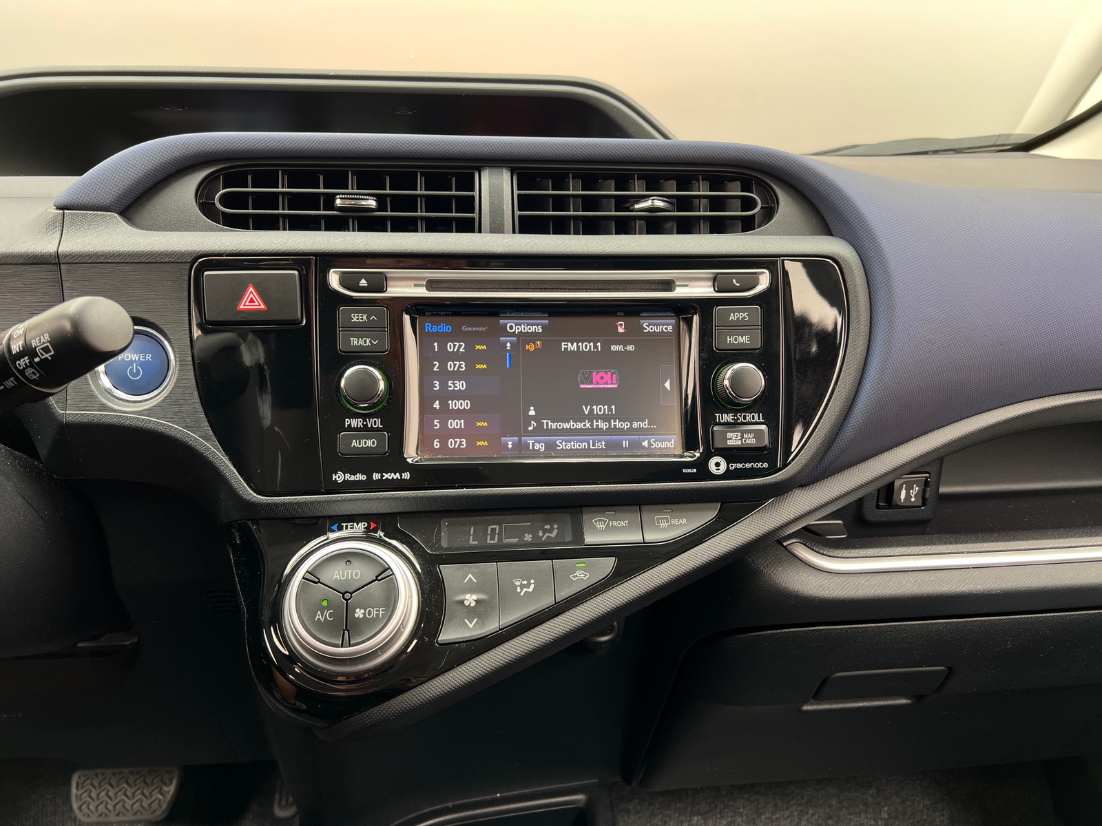Thumbnail: 2017 Toyota Prius c - 4