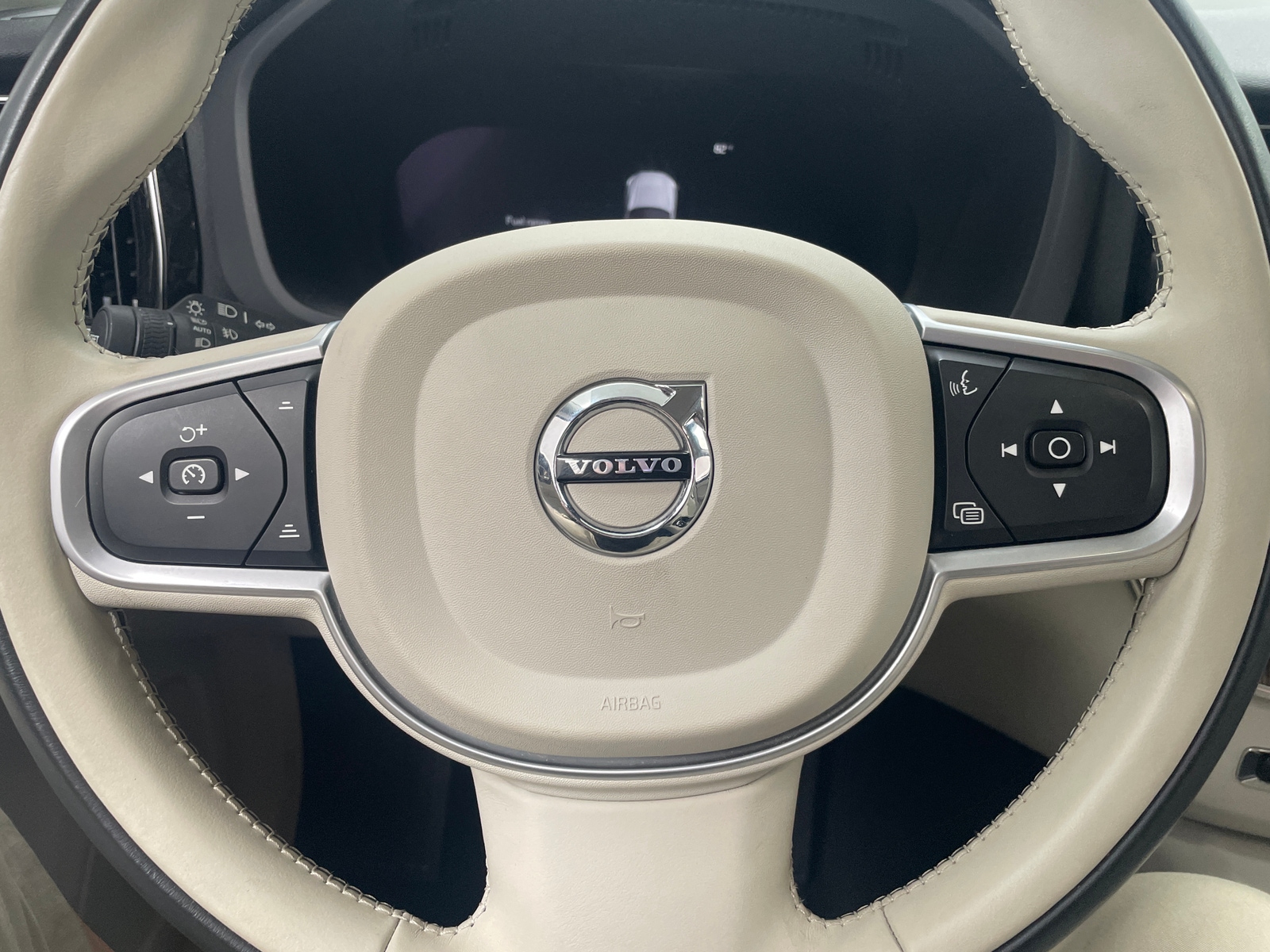 Thumbnail: 2022 Volvo XC60 - 5