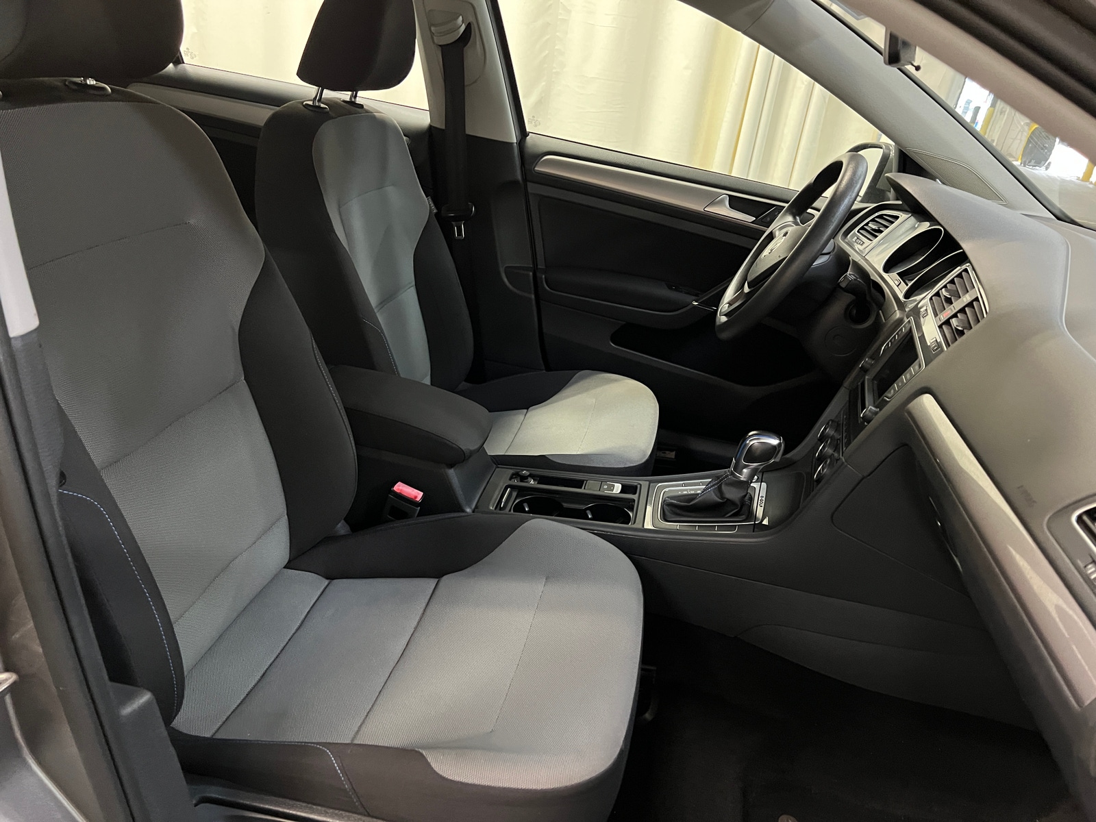 Thumbnail: 2016 Volkswagen e-Golf - 2