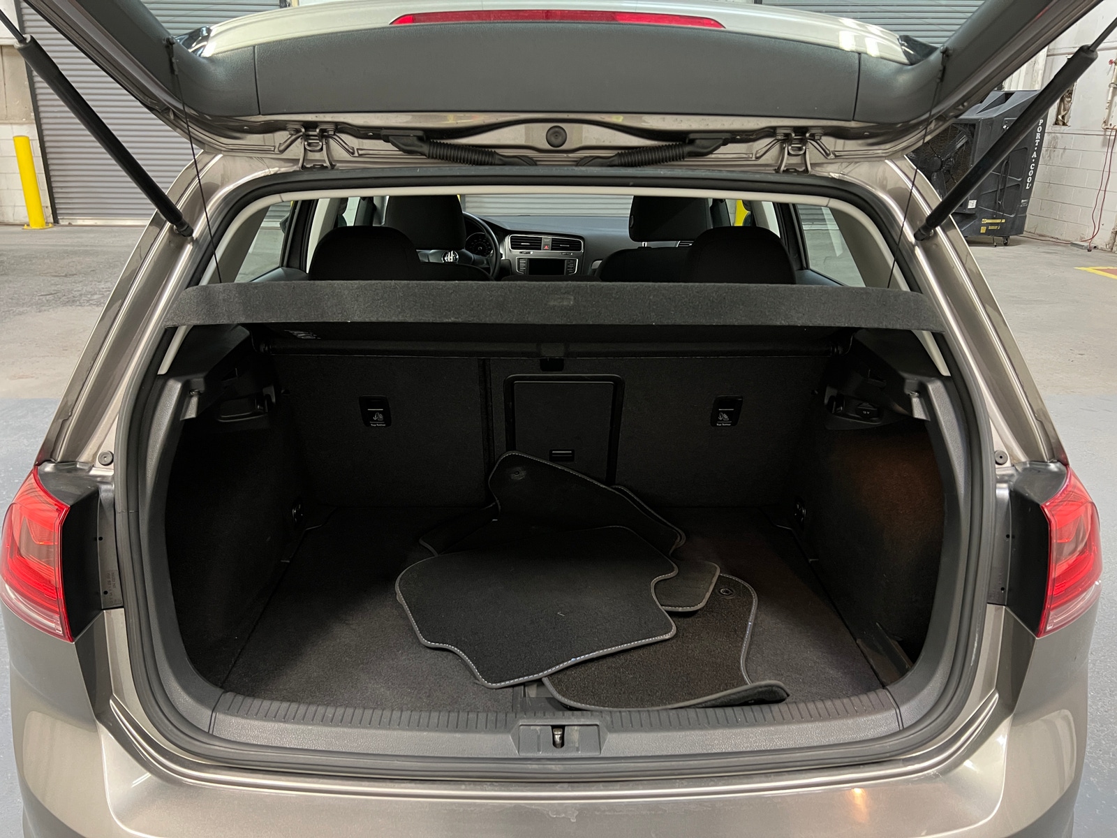 Thumbnail: 2016 Volkswagen e-Golf - 6
