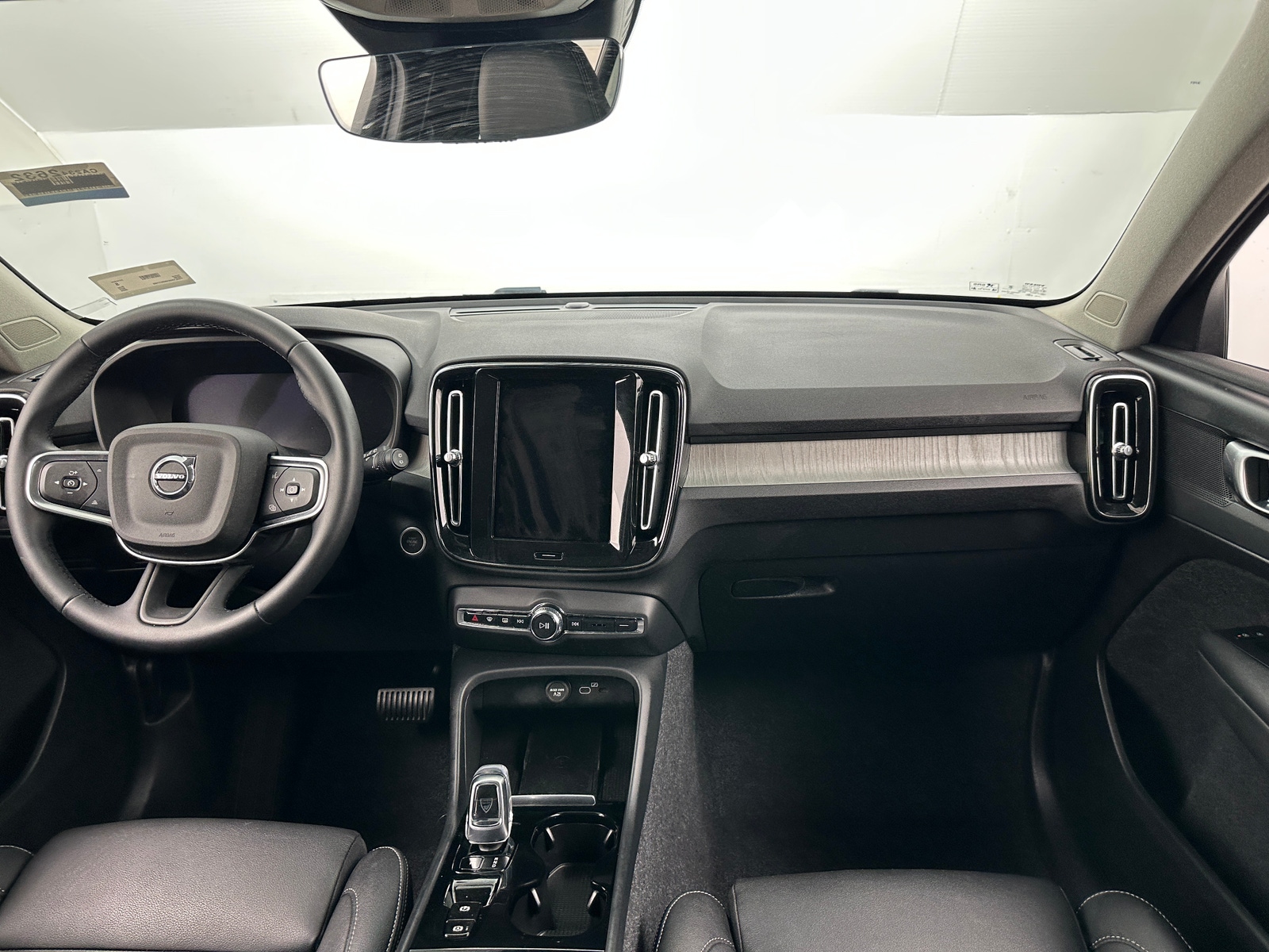 Thumbnail: 2025 Volvo XC40 - 2