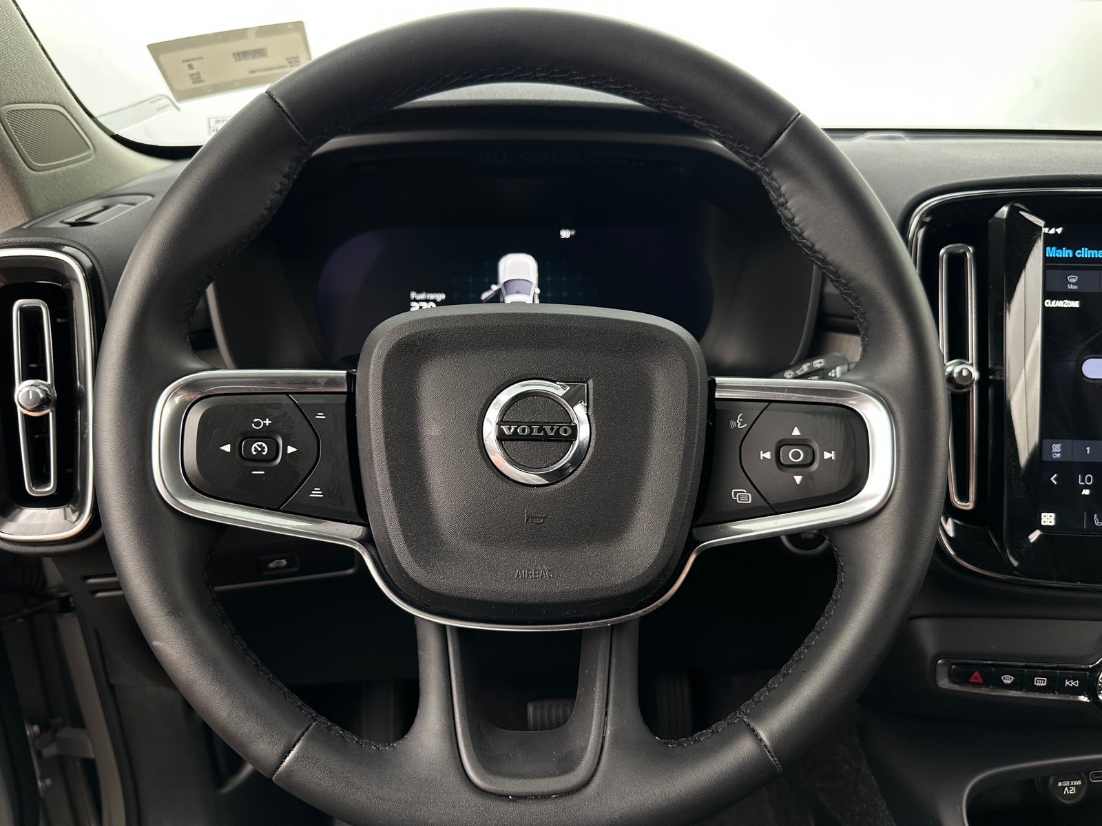 Thumbnail: 2025 Volvo XC40 - 4