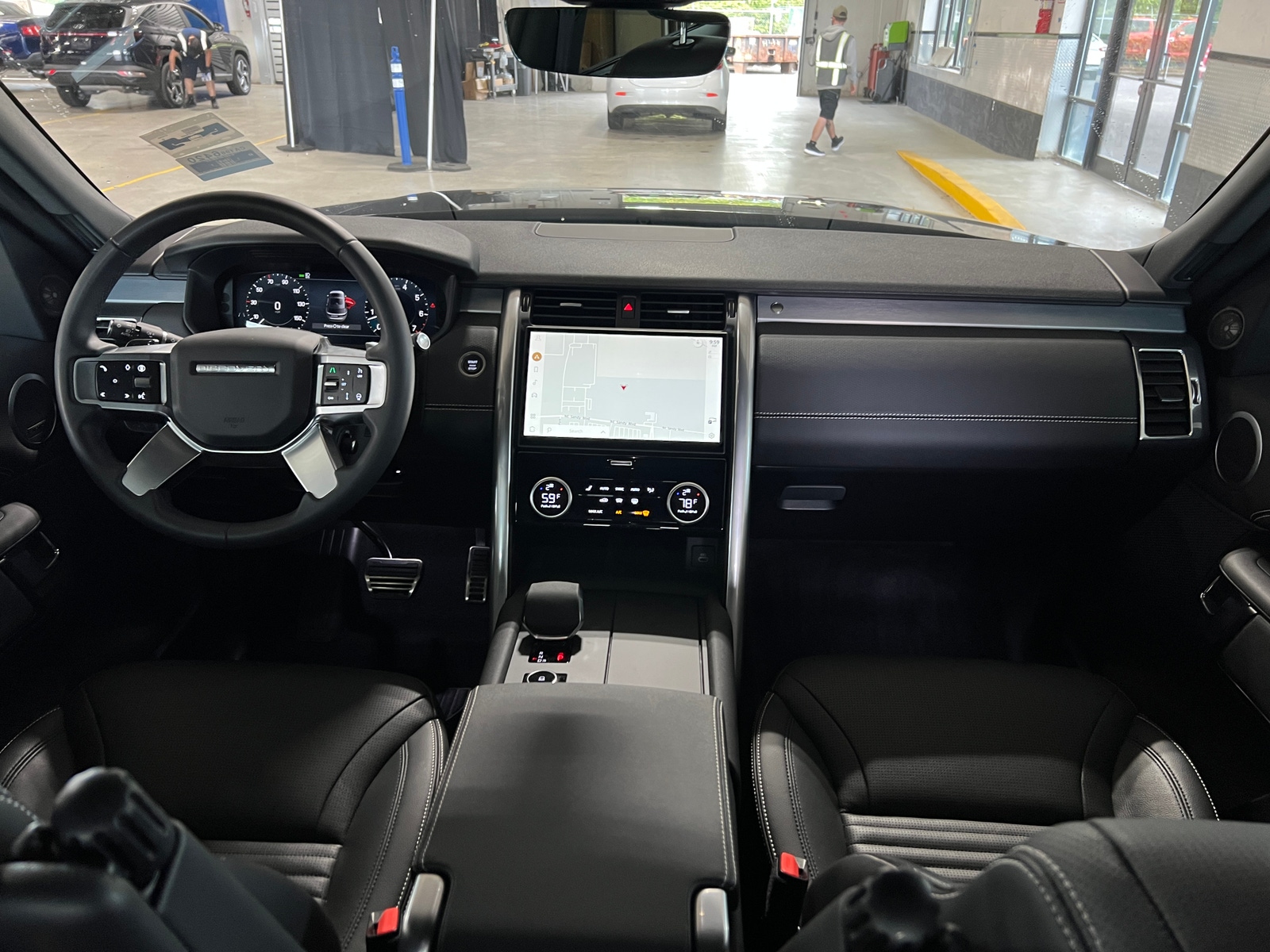Thumbnail: 2024 Land Rover Discovery - 2