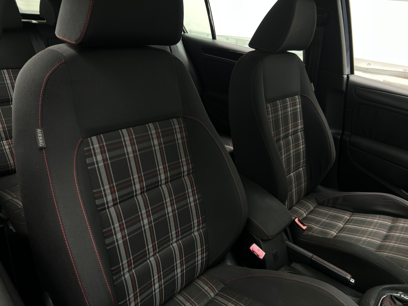Thumbnail: 2011 Volkswagen Golf - 2