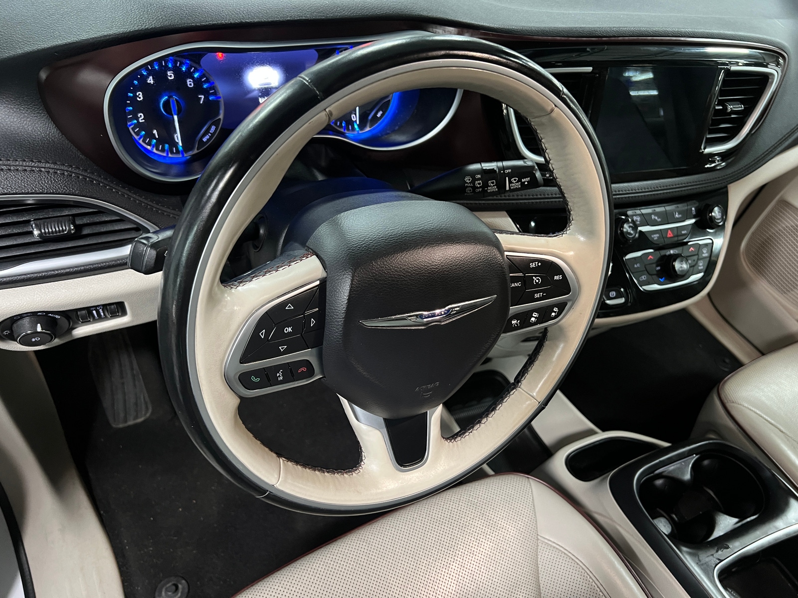 Thumbnail: 2017 Chrysler Pacifica - 4