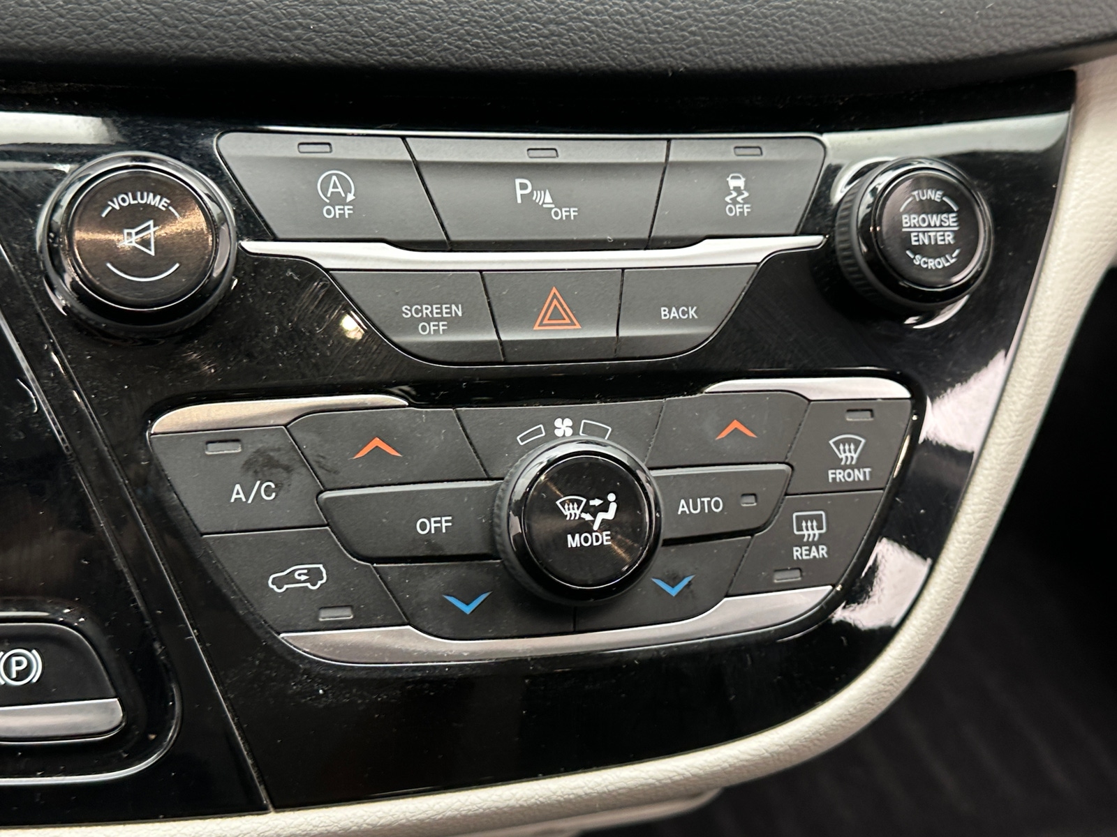 Thumbnail: 2017 Chrysler Pacifica - 4