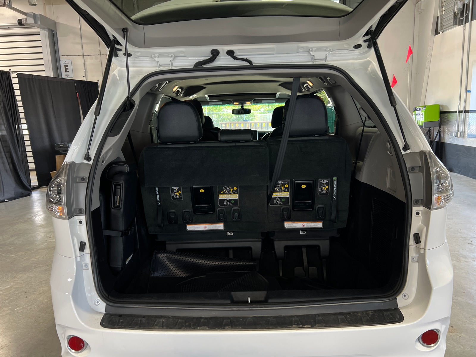 Thumbnail: 2017 Toyota Sienna - 6