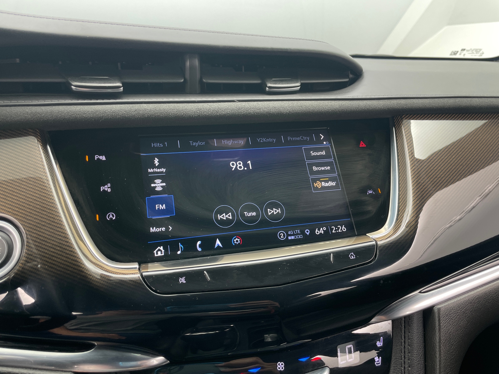 Thumbnail: 2022 Cadillac XT6 - 3