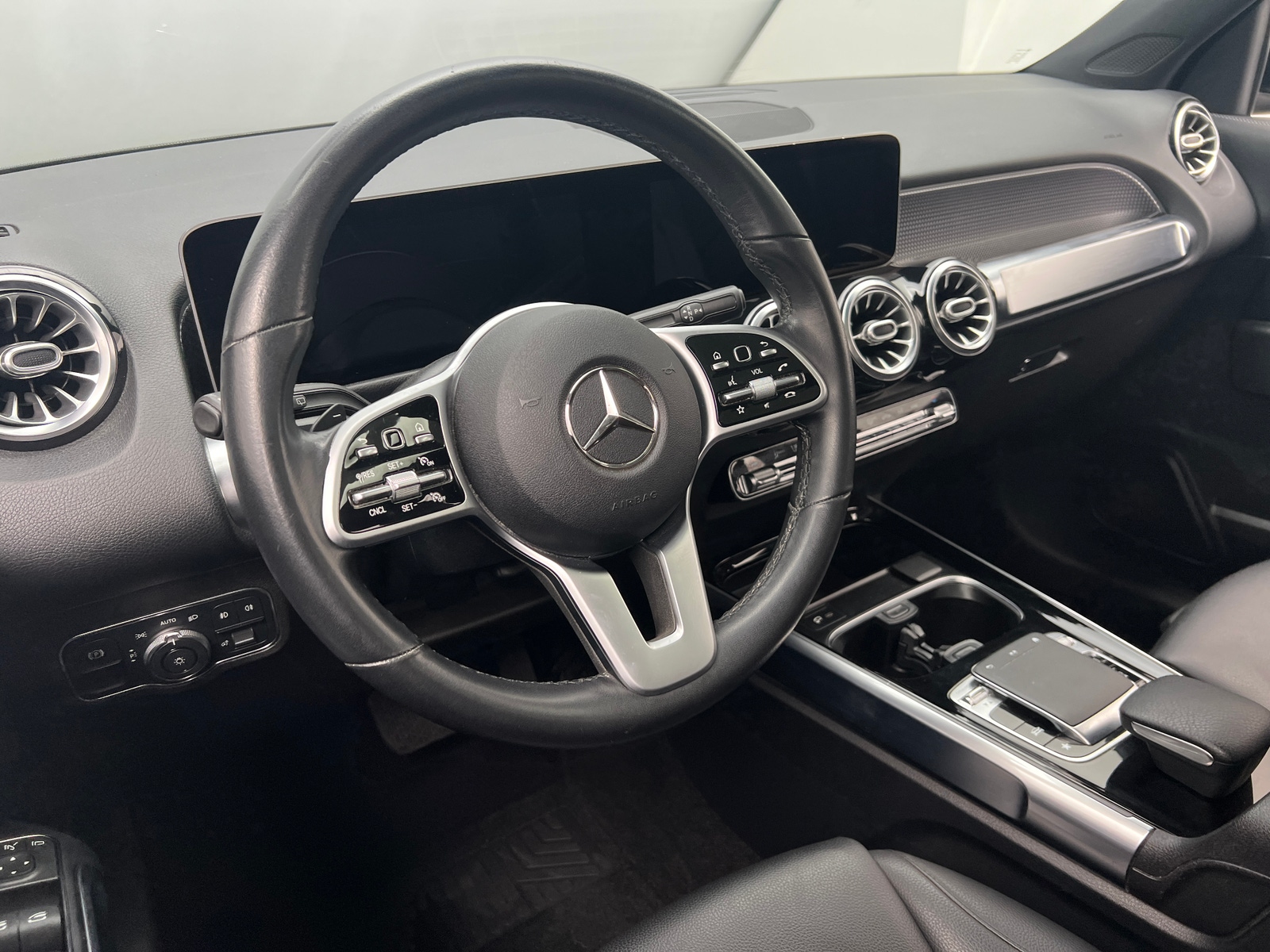 Thumbnail: 2020 Mercedes-Benz GLB - 4