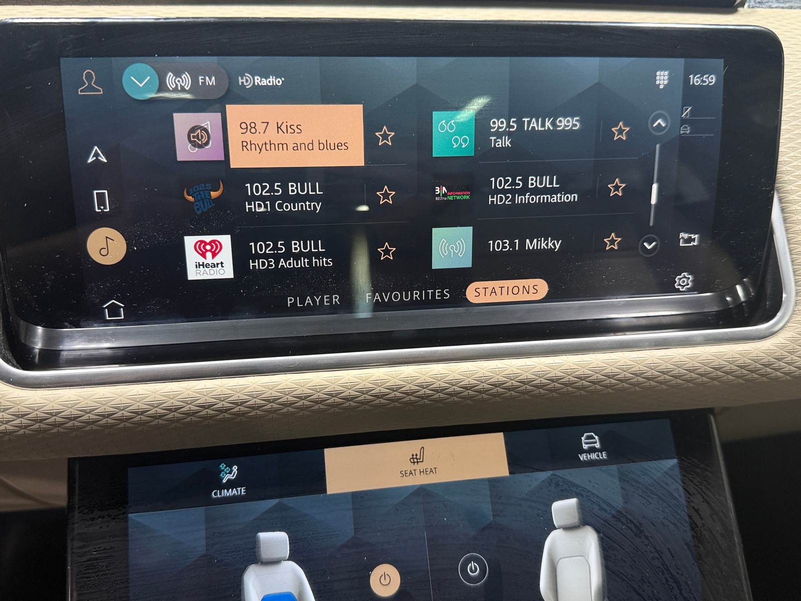 Thumbnail: 2022 Land Rover Range Rover Velar - 3