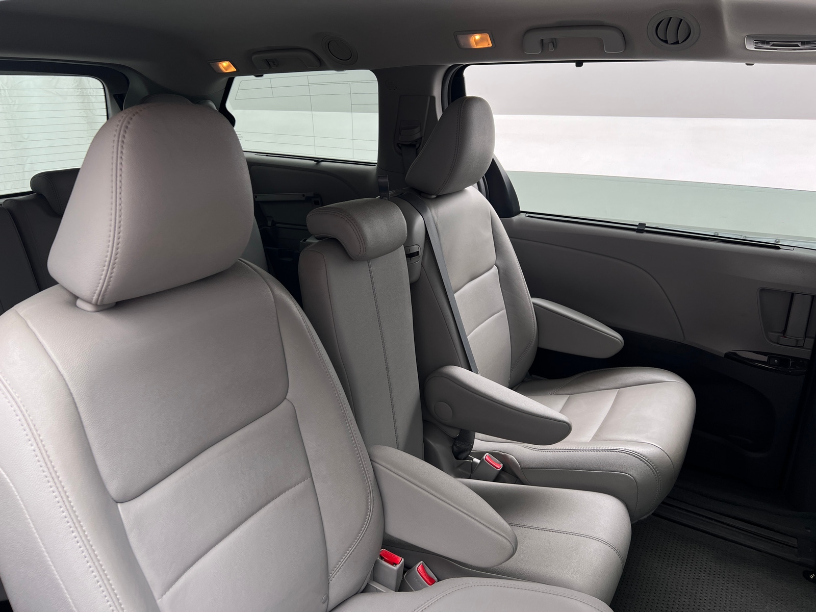 Thumbnail: 2017 Toyota Sienna - 5