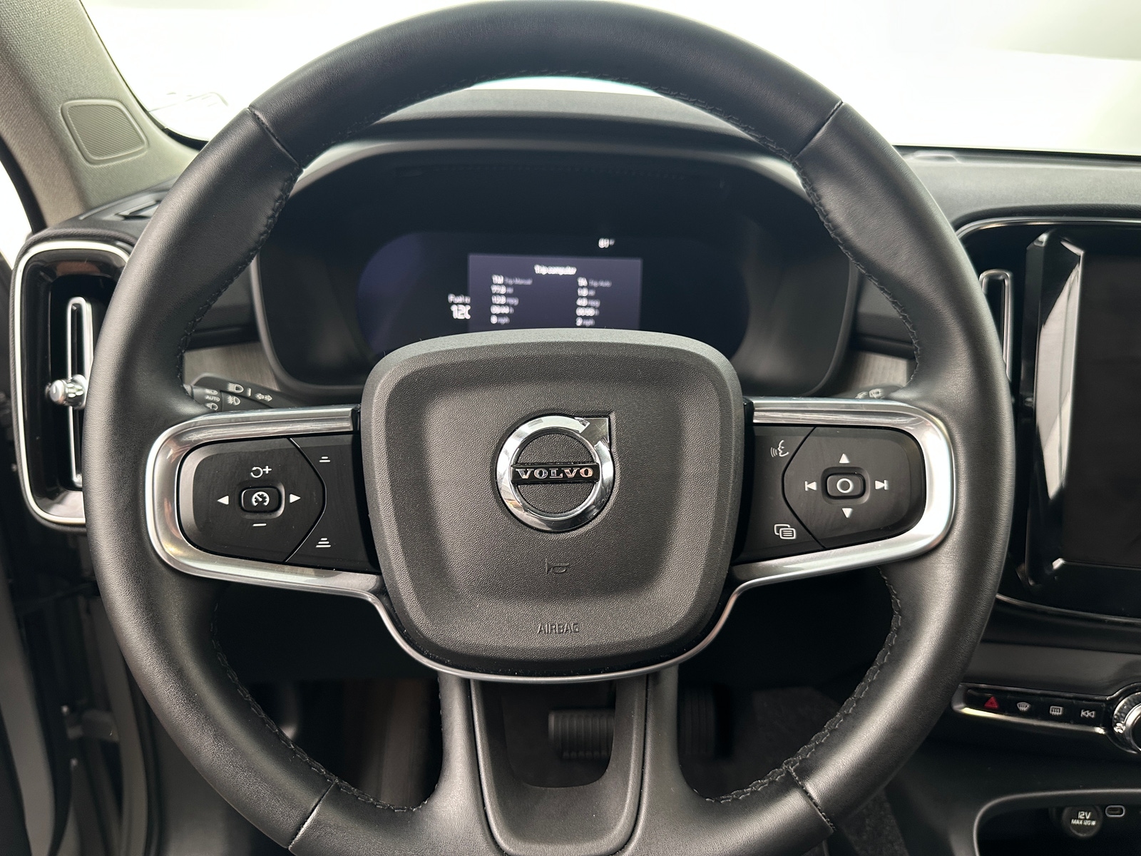 Thumbnail: 2025 Volvo XC40 - 4