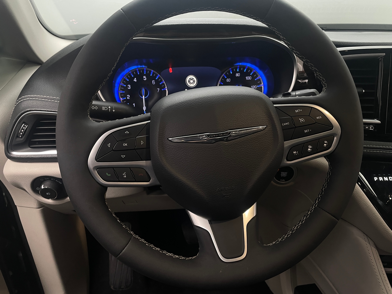 Thumbnail: 2022 Chrysler Pacifica - 4