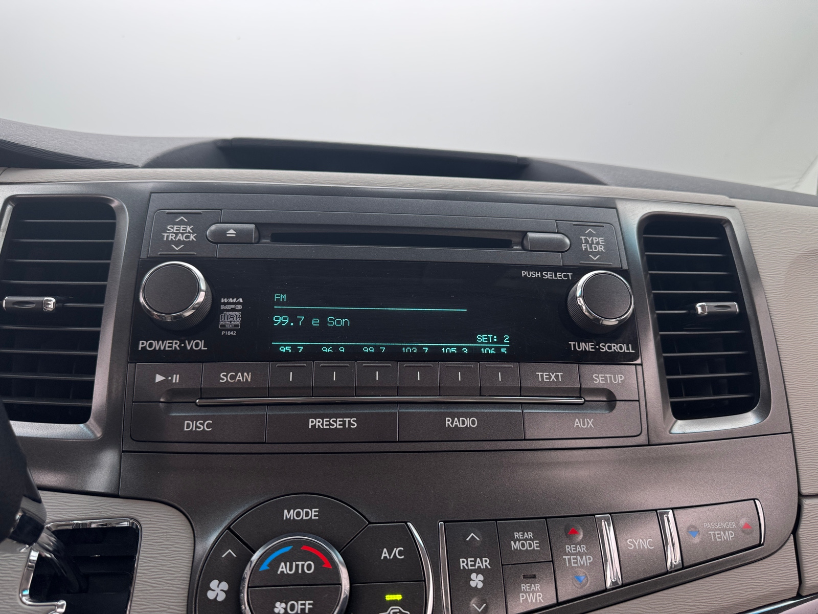 Thumbnail: 2014 Toyota Sienna - 4