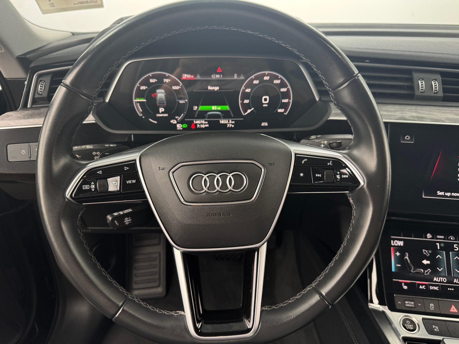 Thumbnail: 2022 Audi e-tron S - 4