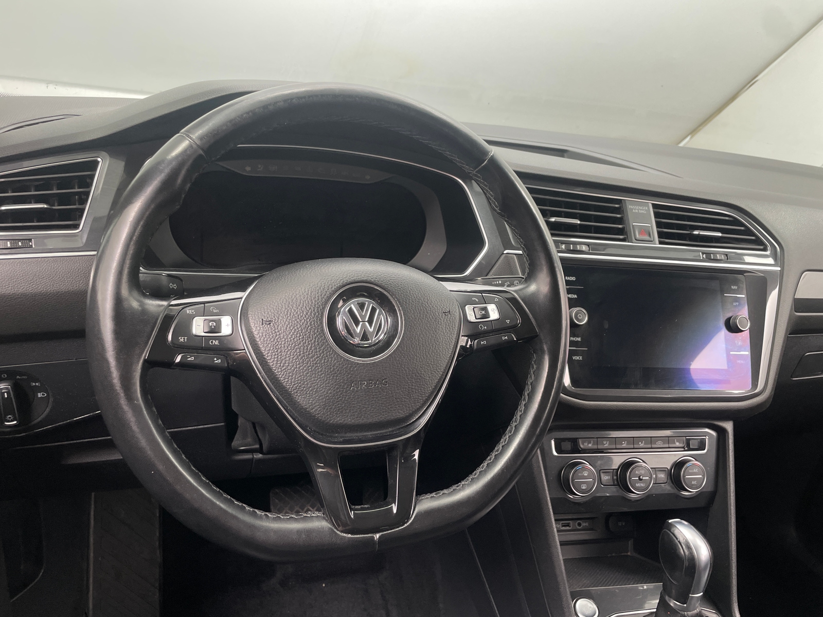 Thumbnail: 2018 Volkswagen Tiguan - 4