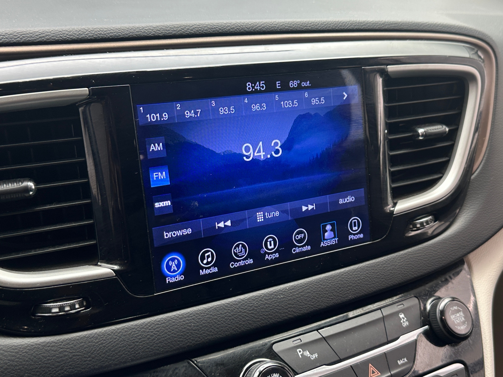 Thumbnail: 2017 Chrysler Pacifica - 3