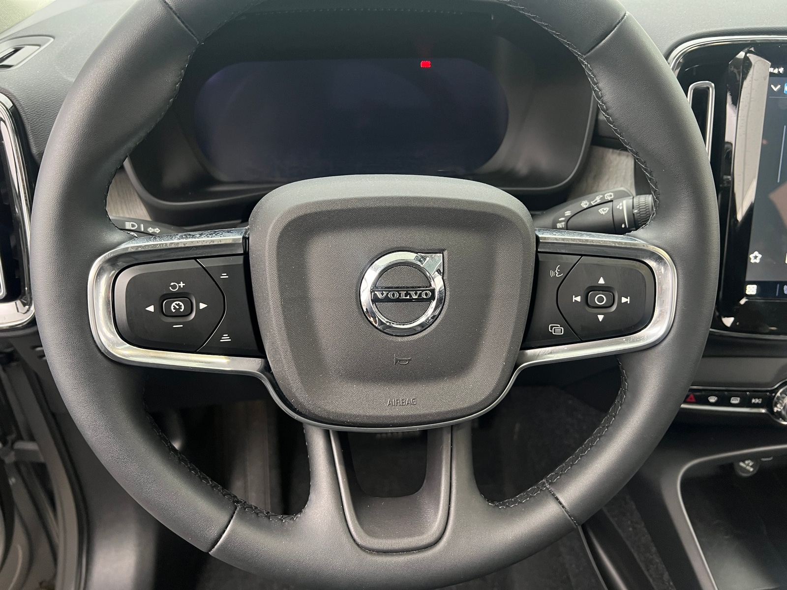 Thumbnail: 2023 Volvo XC40 - 4