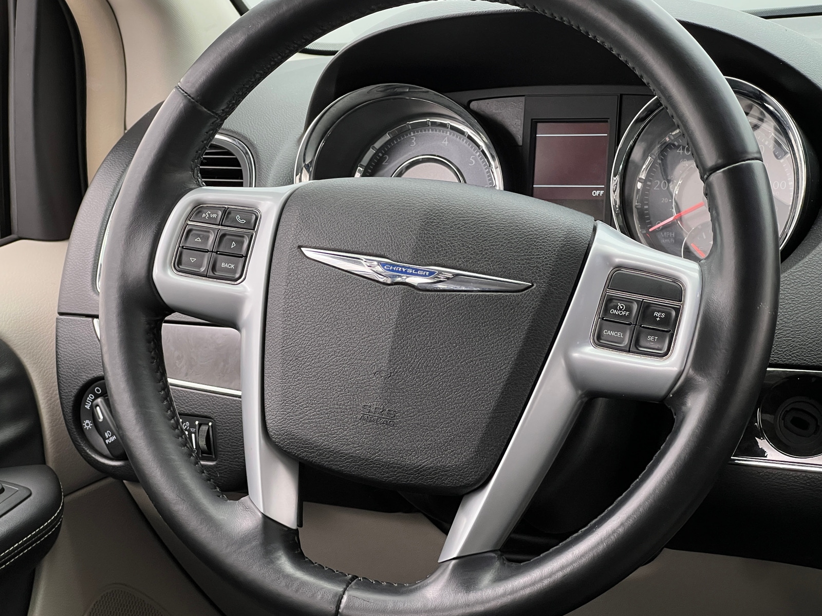 Thumbnail: 2014 Chrysler Town & Country - 4