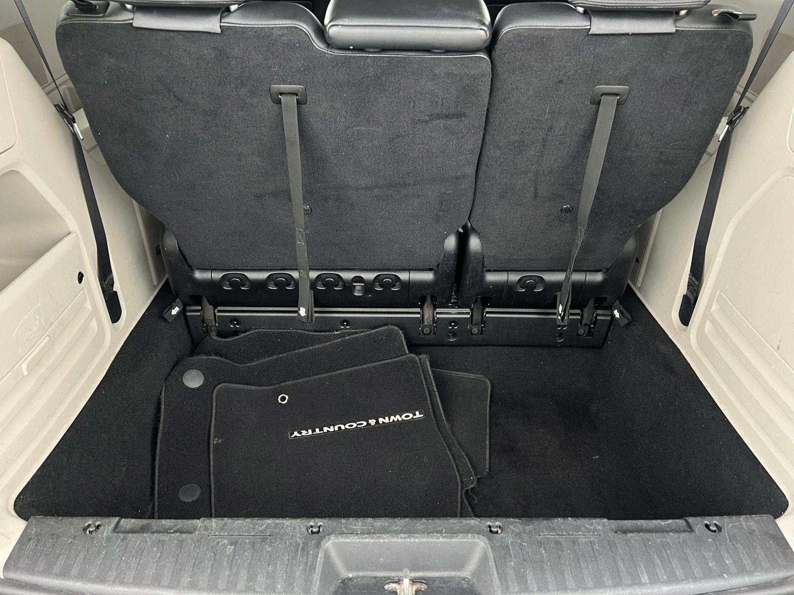 Thumbnail: 2014 Chrysler Town & Country - 6