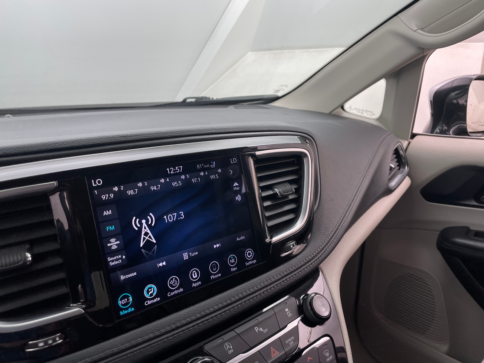 Thumbnail: 2020 Chrysler Pacifica - 3