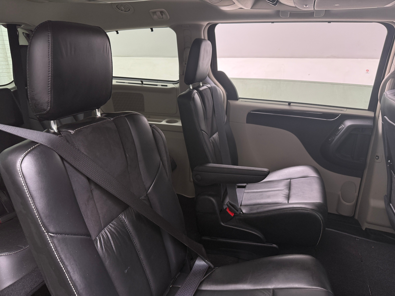 Thumbnail: 2014 Chrysler Town & Country - 5