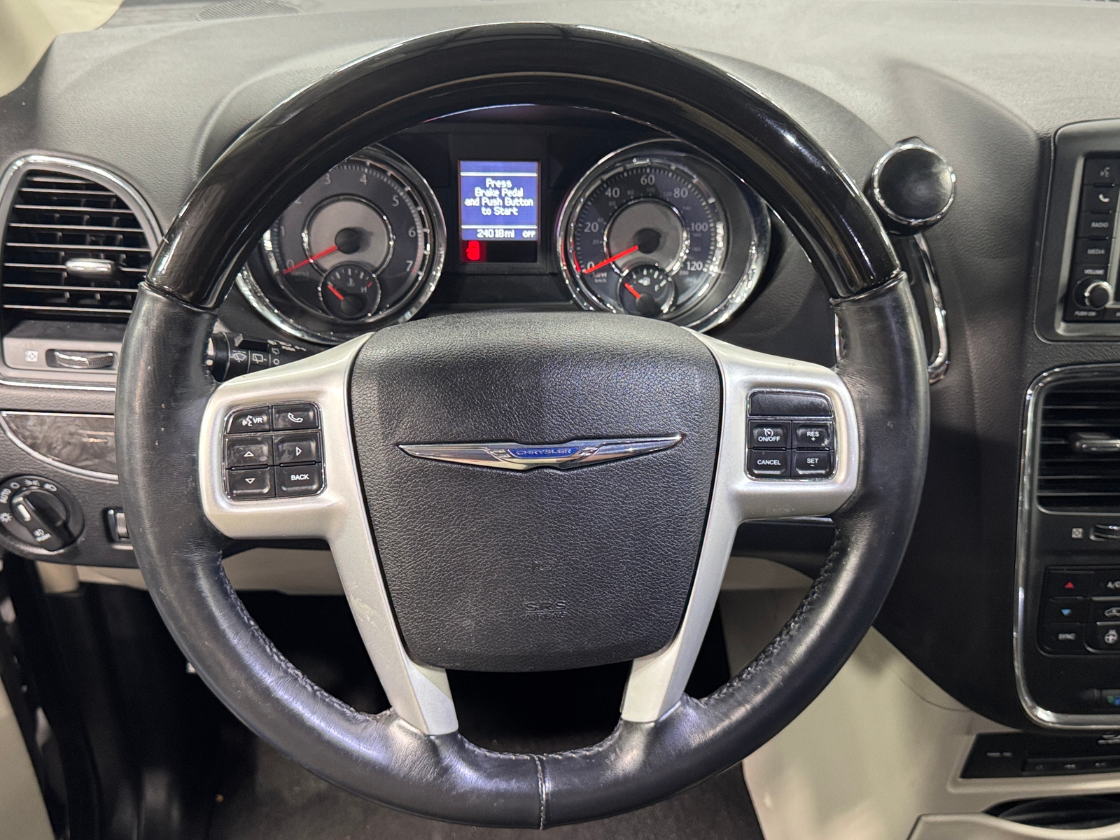 Thumbnail: 2014 Chrysler Town & Country - 4