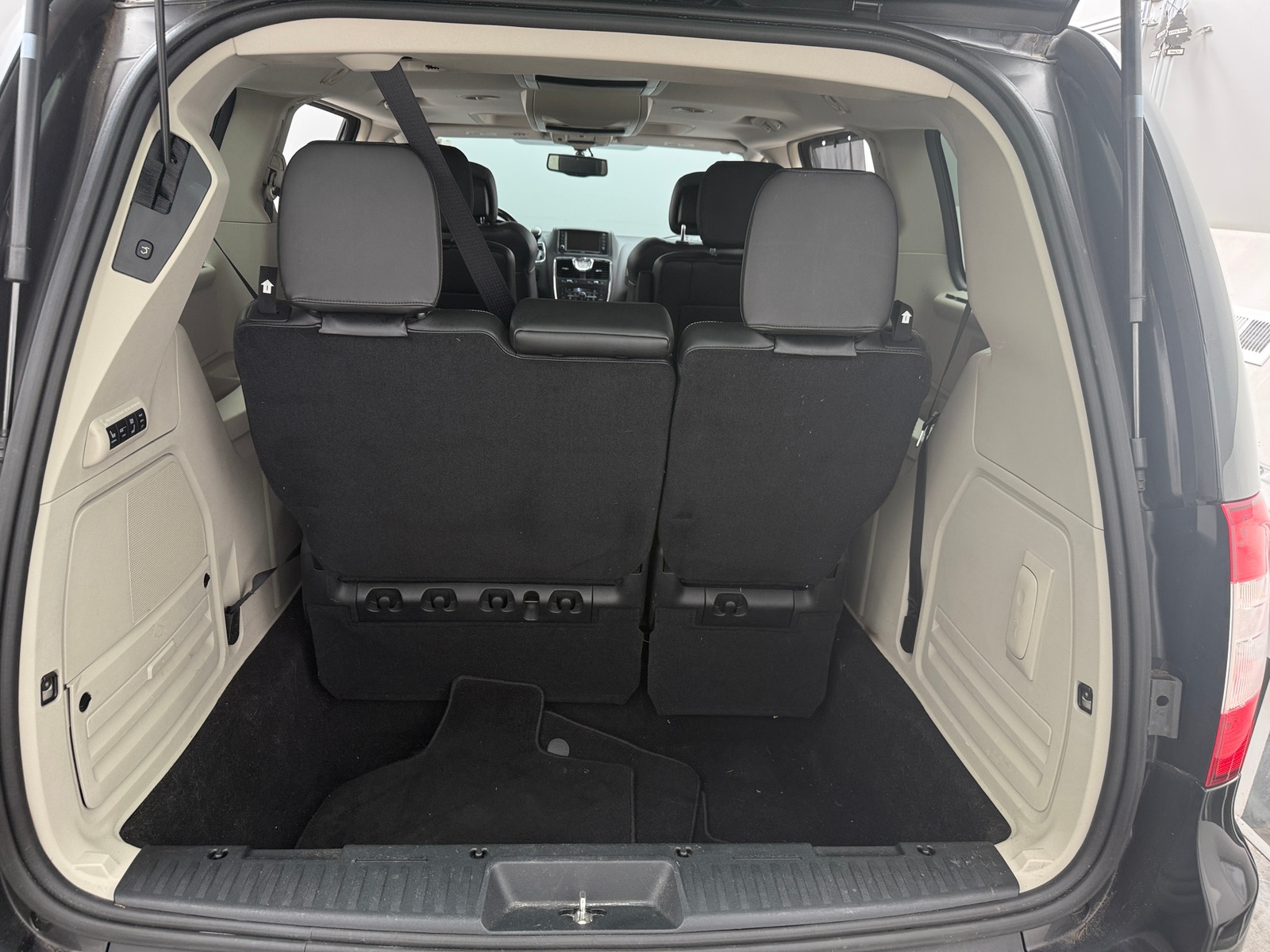 Thumbnail: 2014 Chrysler Town & Country - 6