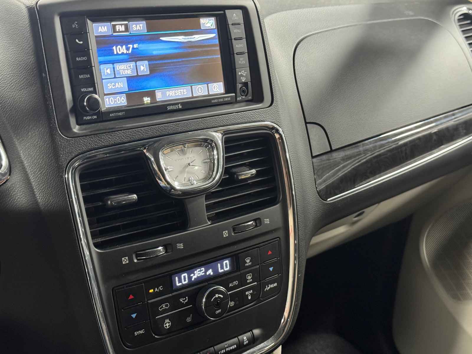 Thumbnail: 2014 Chrysler Town & Country - 3