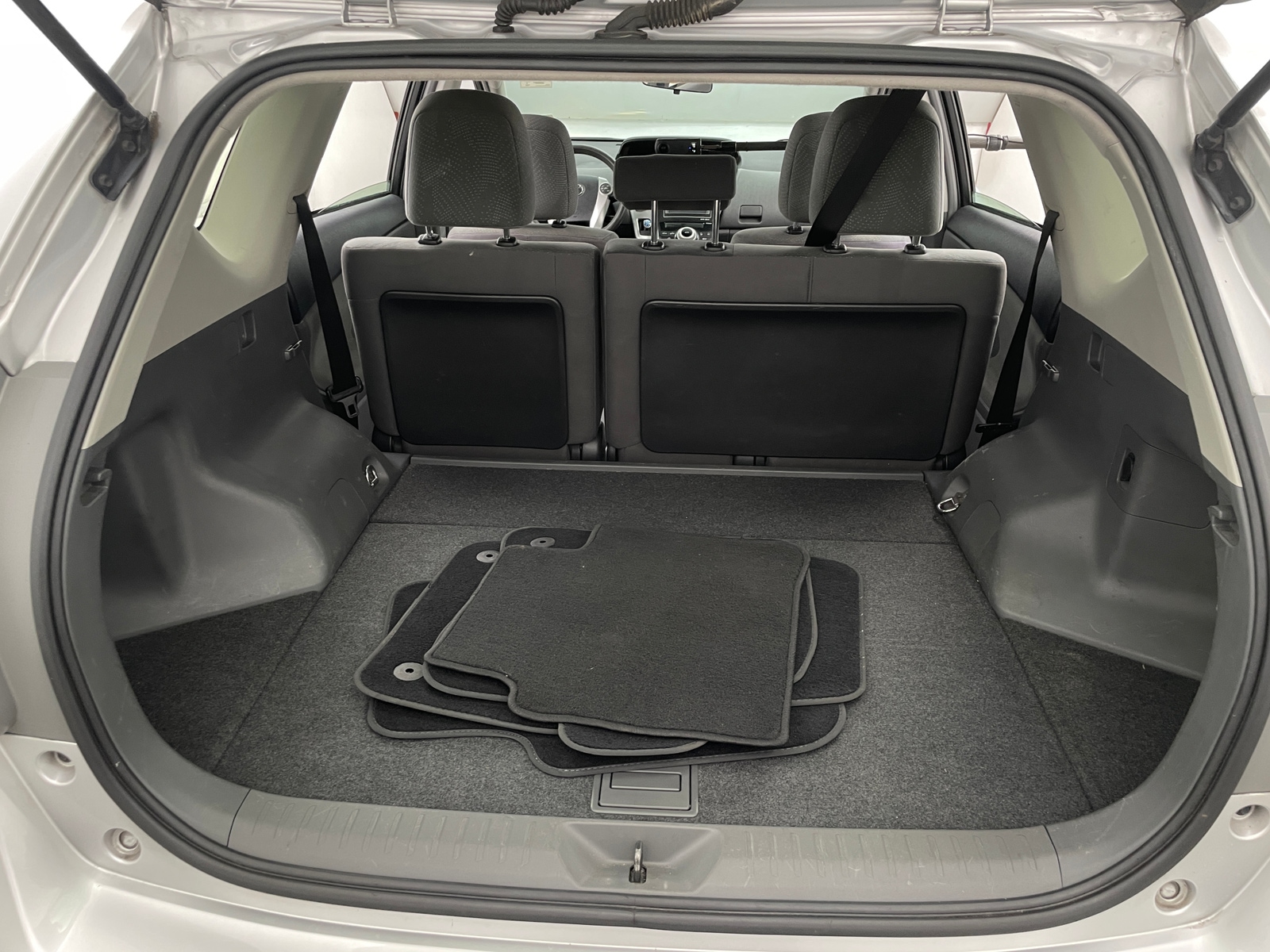 Thumbnail: 2013 Toyota Prius v - 7
