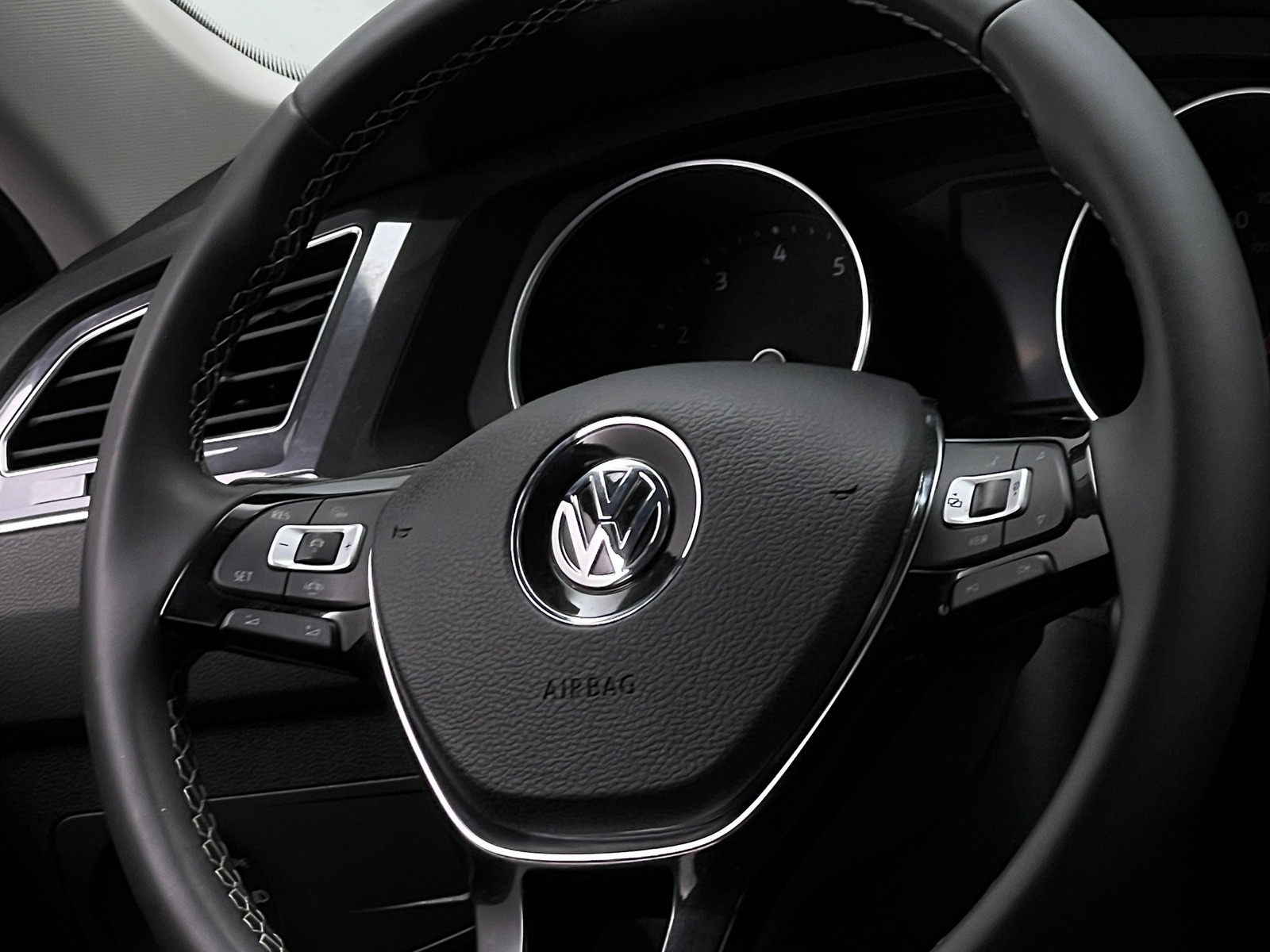 Thumbnail: 2021 Volkswagen Tiguan - 4