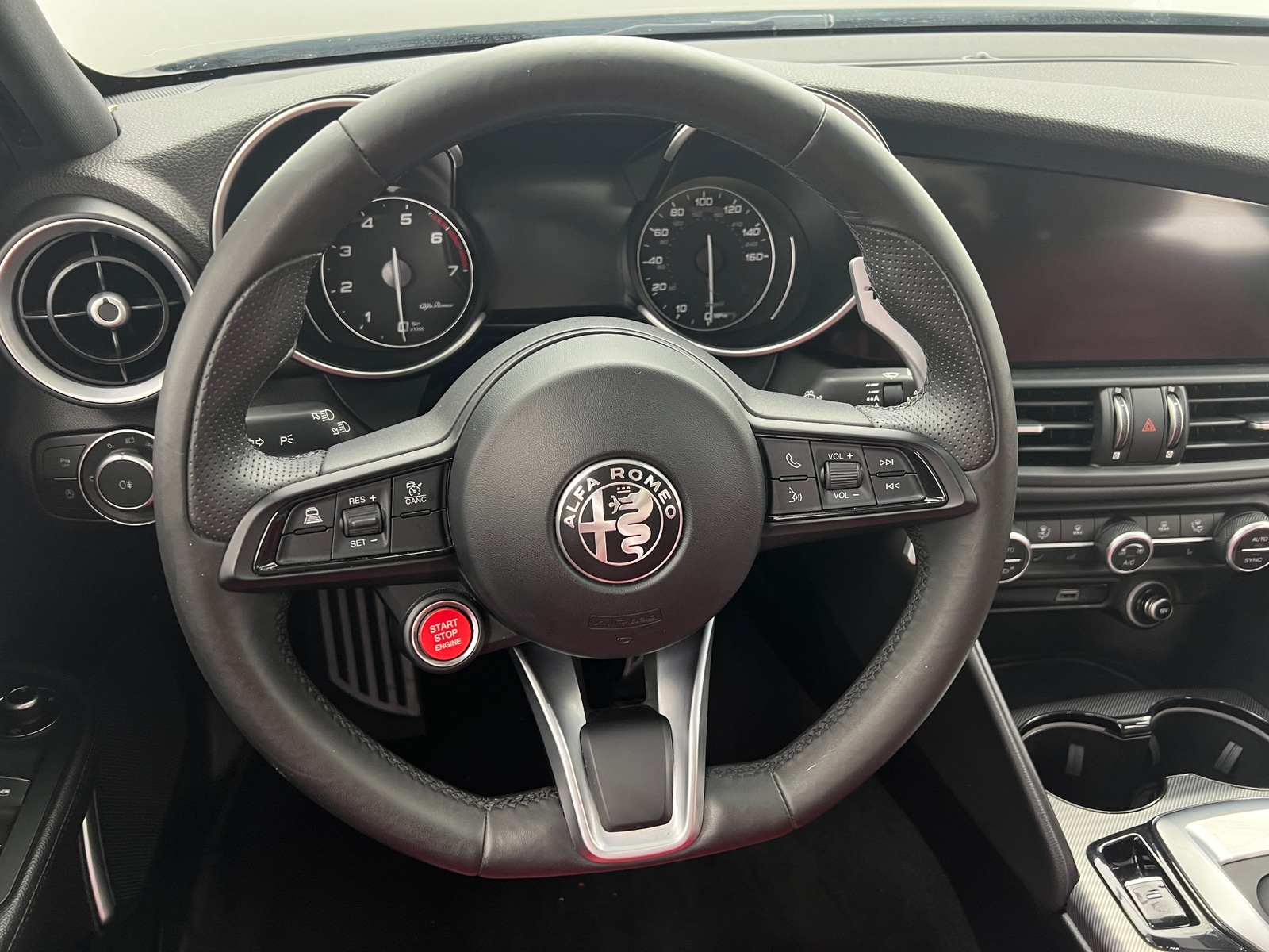 Thumbnail: 2022 Alfa Romeo Giulia - 4