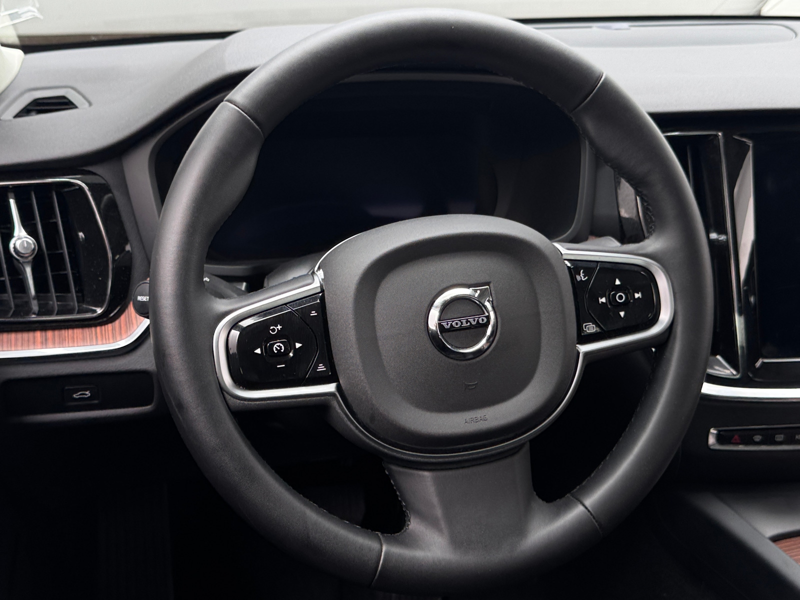 Thumbnail: 2025 Volvo S60 - 4