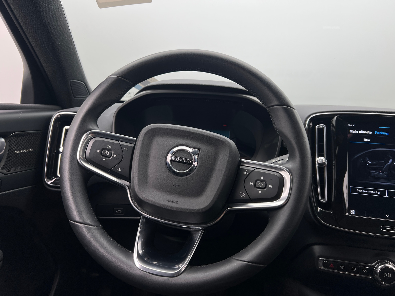 Thumbnail: 2023 Volvo C40 - 5