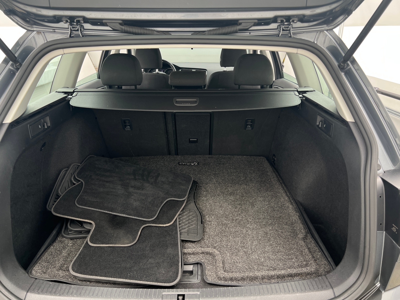 Thumbnail: 2018 Volkswagen e-Golf - 7