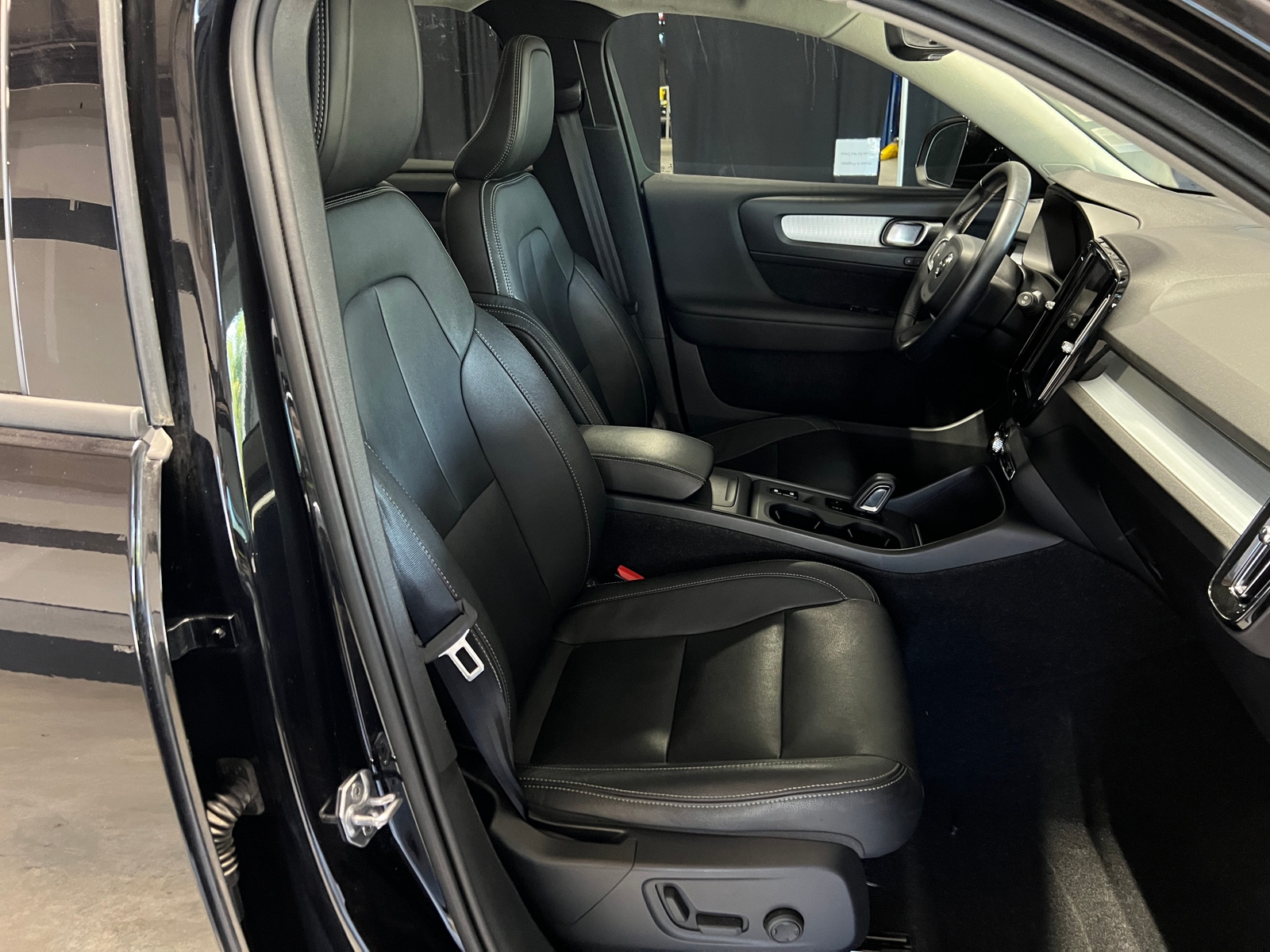 Thumbnail: 2020 Volvo XC40 - 2