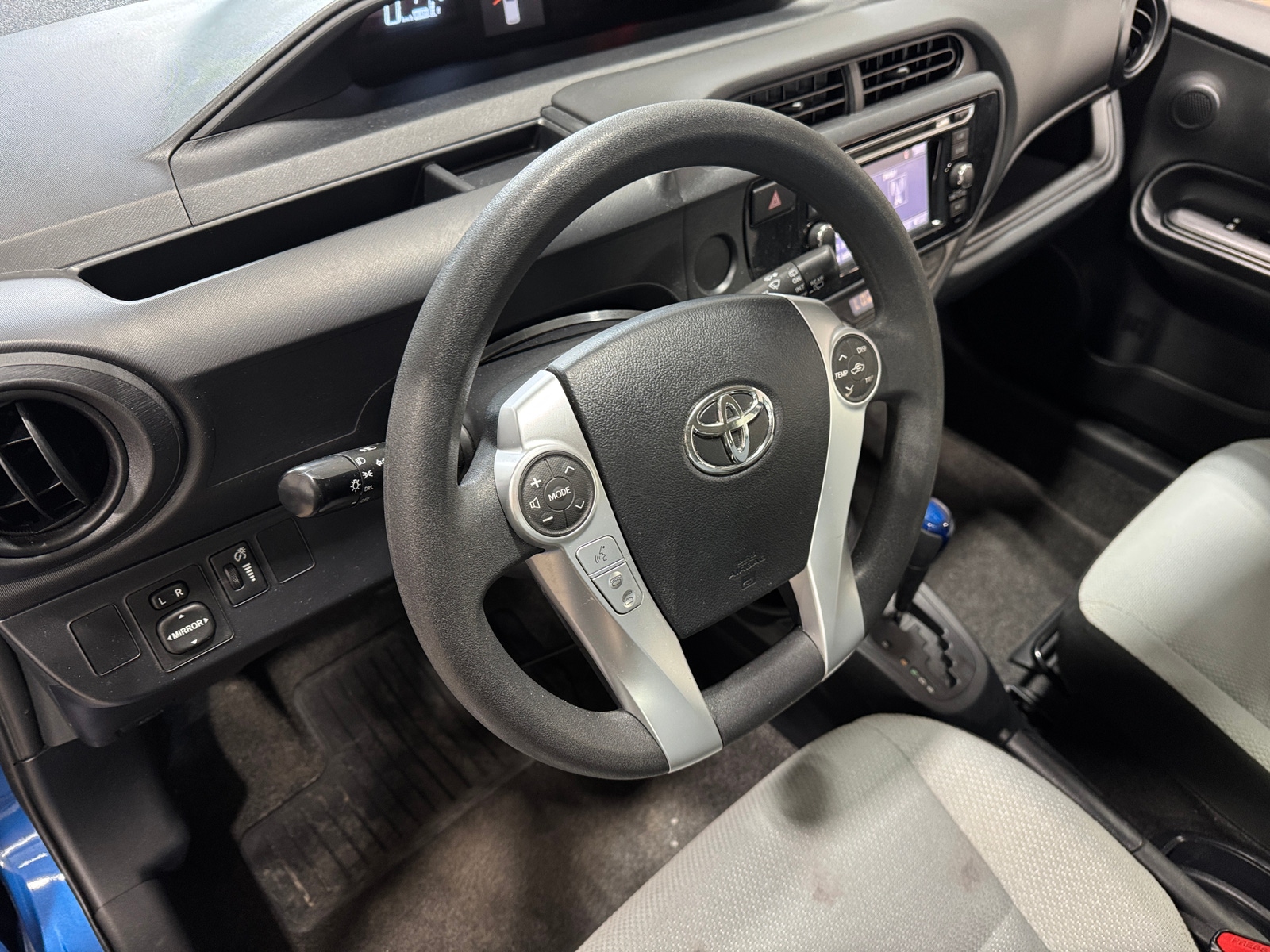 Thumbnail: 2016 Toyota Prius c - 3
