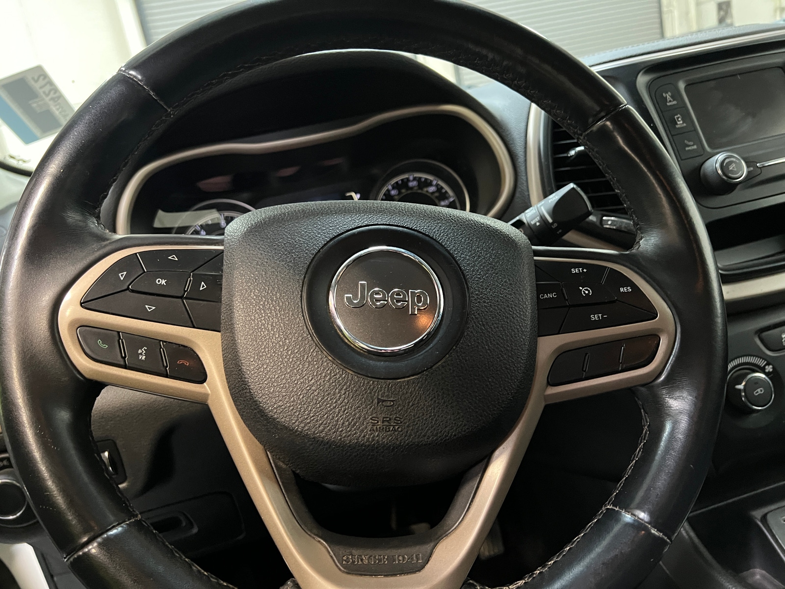 Thumbnail: 2017 Jeep Cherokee - 5
