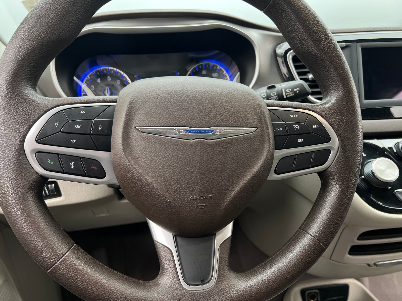 Thumbnail: 2020 Chrysler Voyager - 5