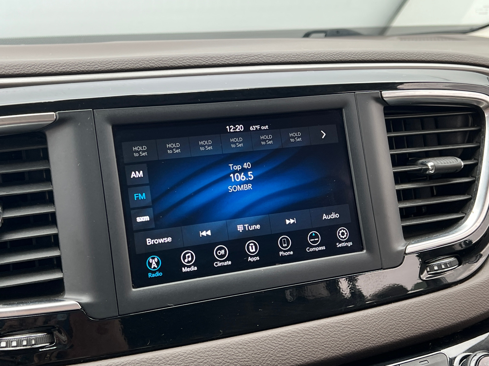 Thumbnail: 2020 Chrysler Voyager - 4