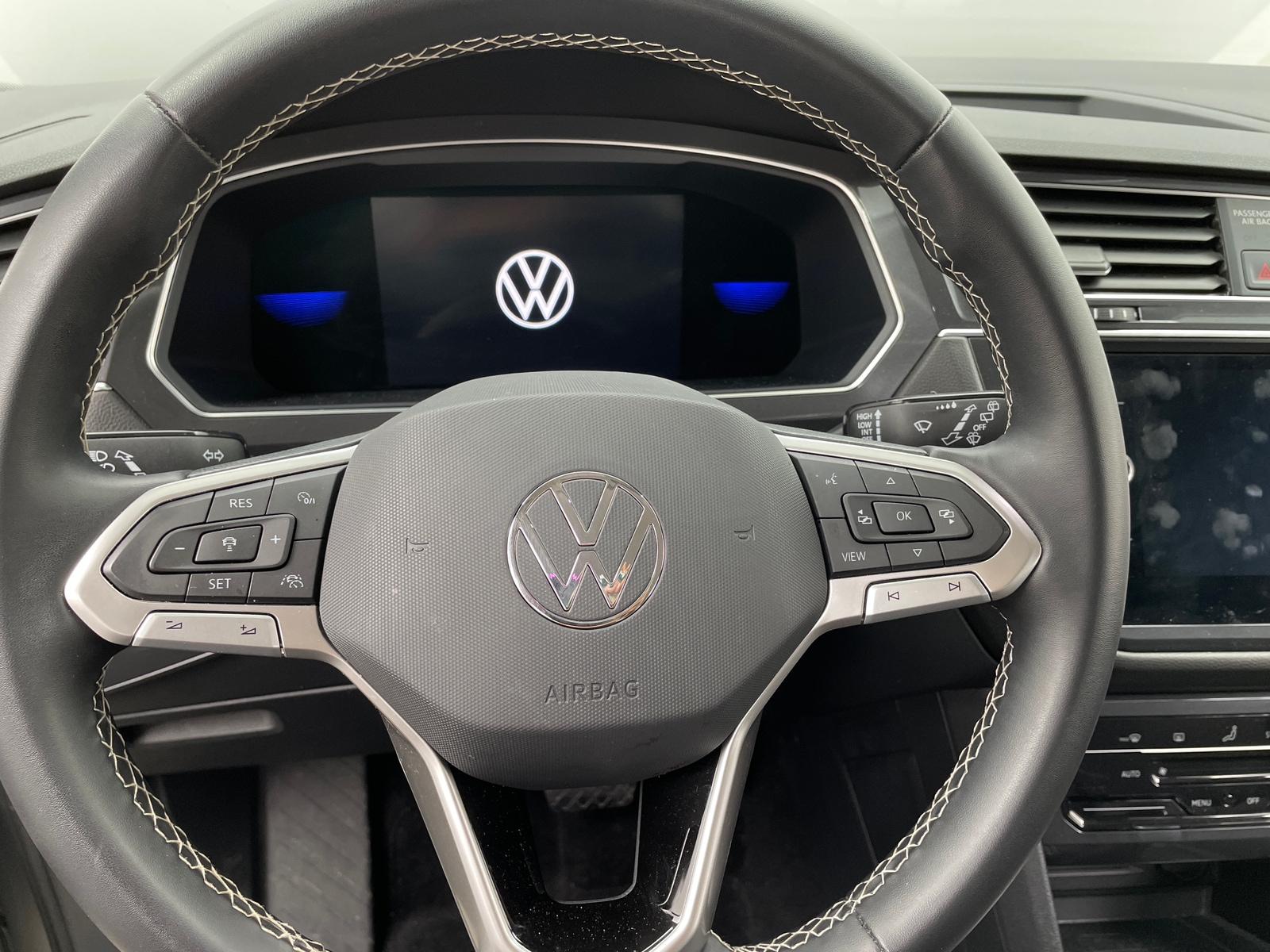 Thumbnail: 2023 Volkswagen Tiguan - 4