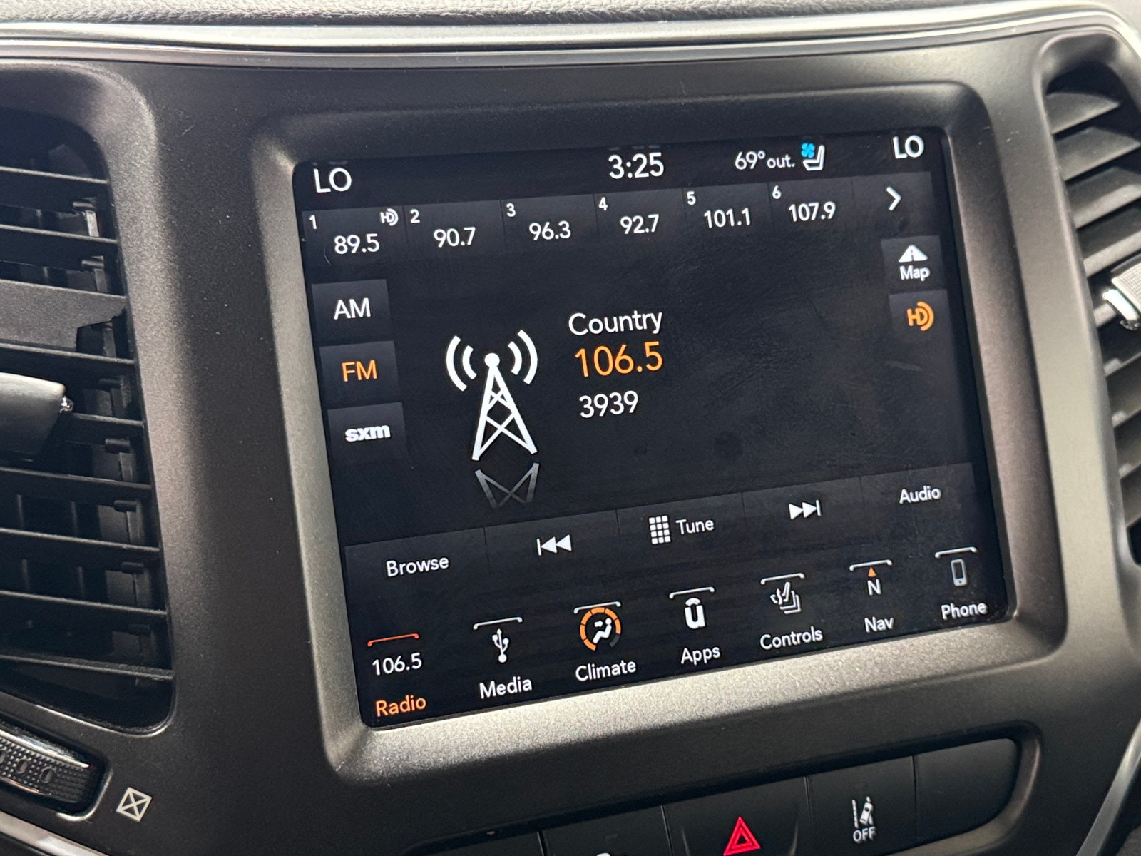 Thumbnail: 2019 Jeep Cherokee - 3
