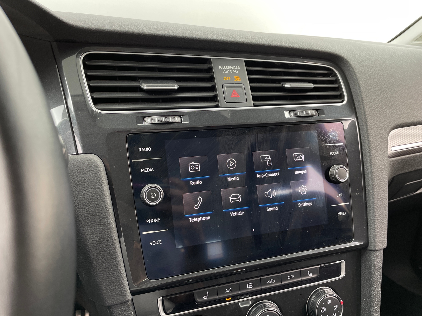 Thumbnail: 2019 Volkswagen Golf - 3