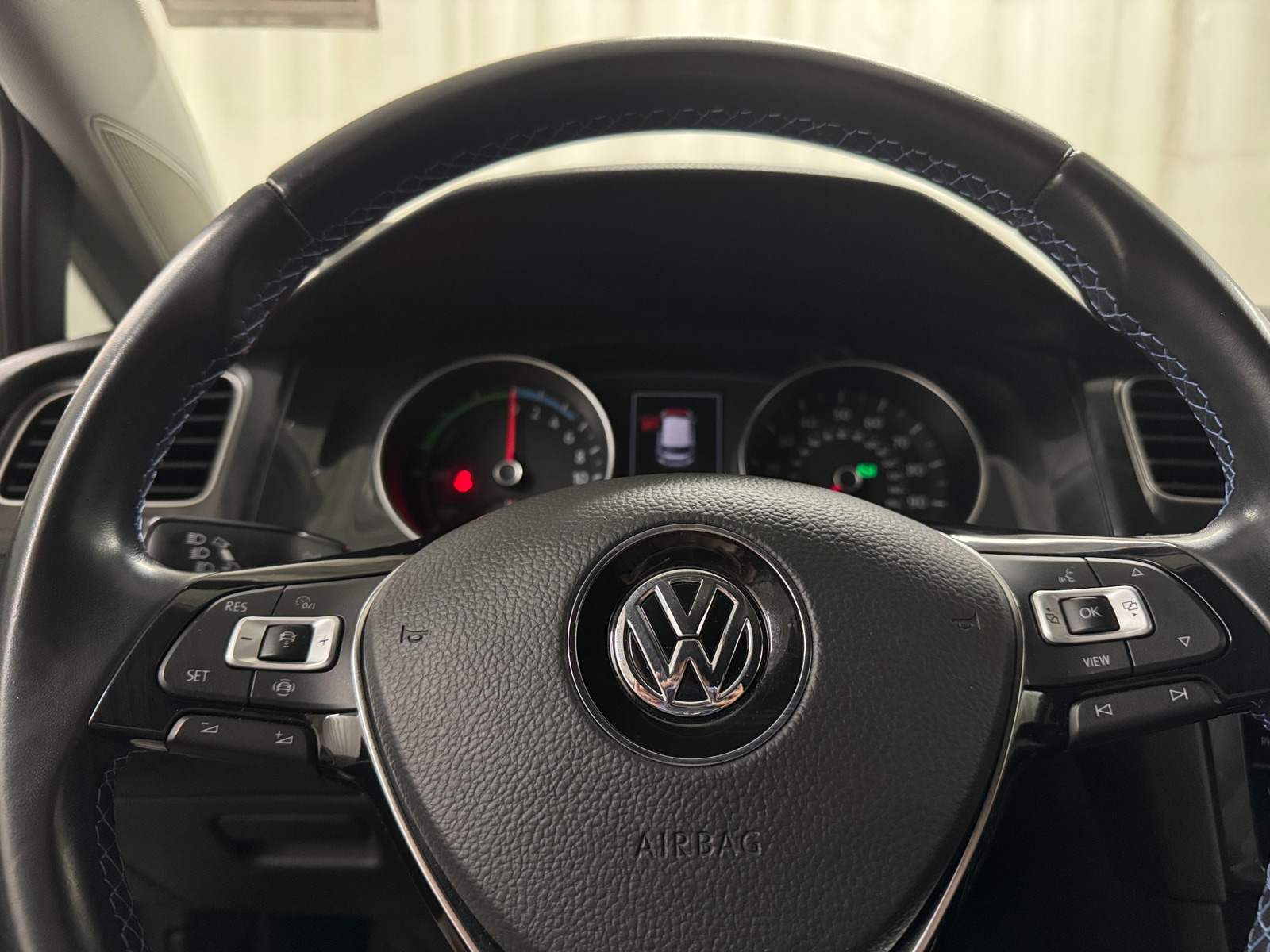 Thumbnail: 2019 Volkswagen e-Golf - 5