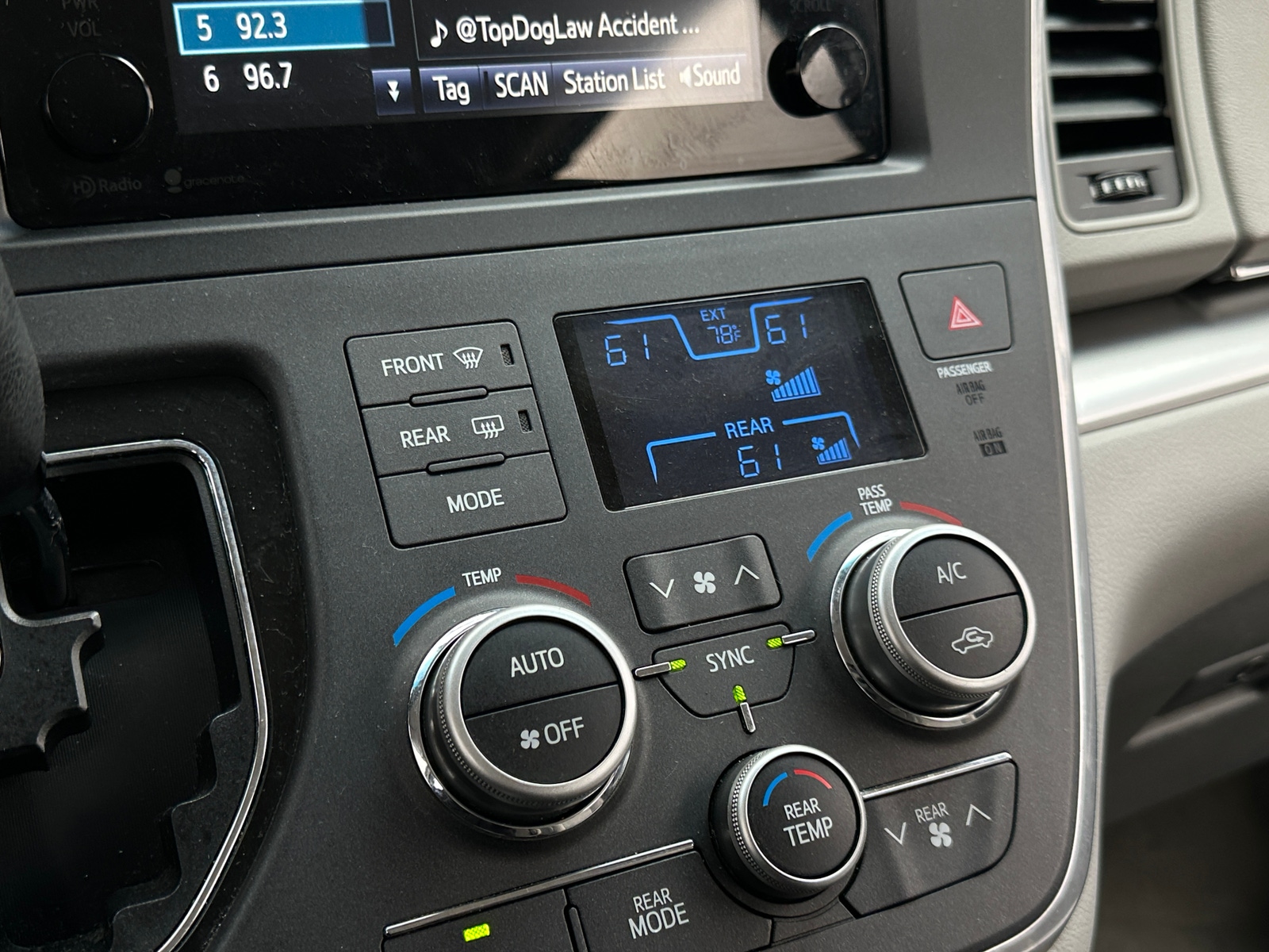 Thumbnail: 2015 Toyota Sienna - 4