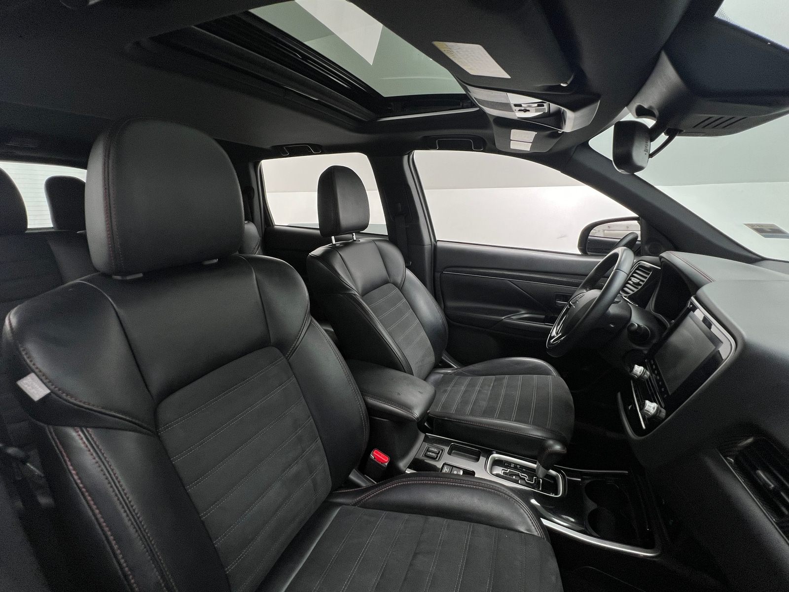 Thumbnail: 2020 Mitsubishi Outlander - 2