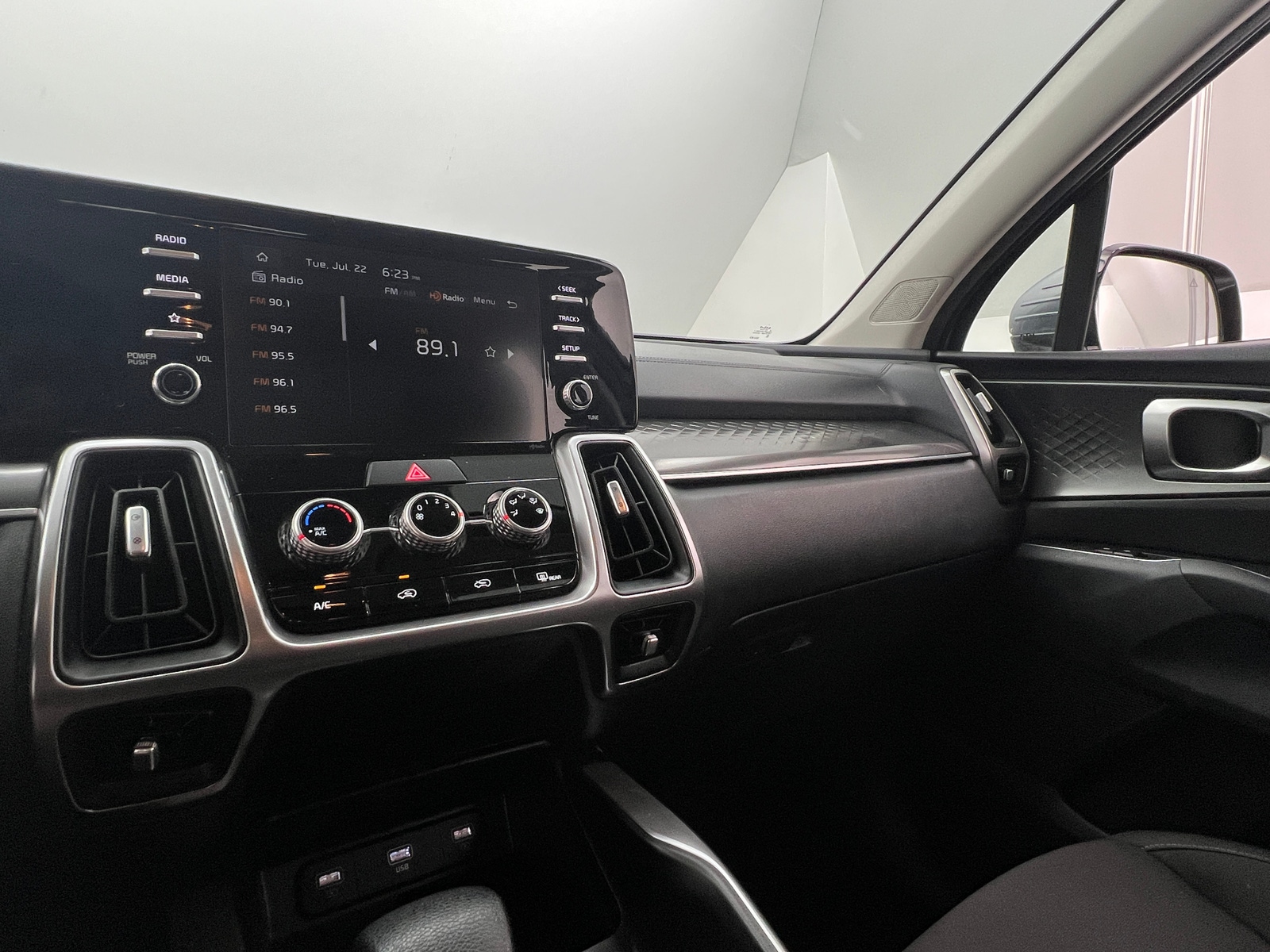 Thumbnail: 2023 Kia Sorento - 4