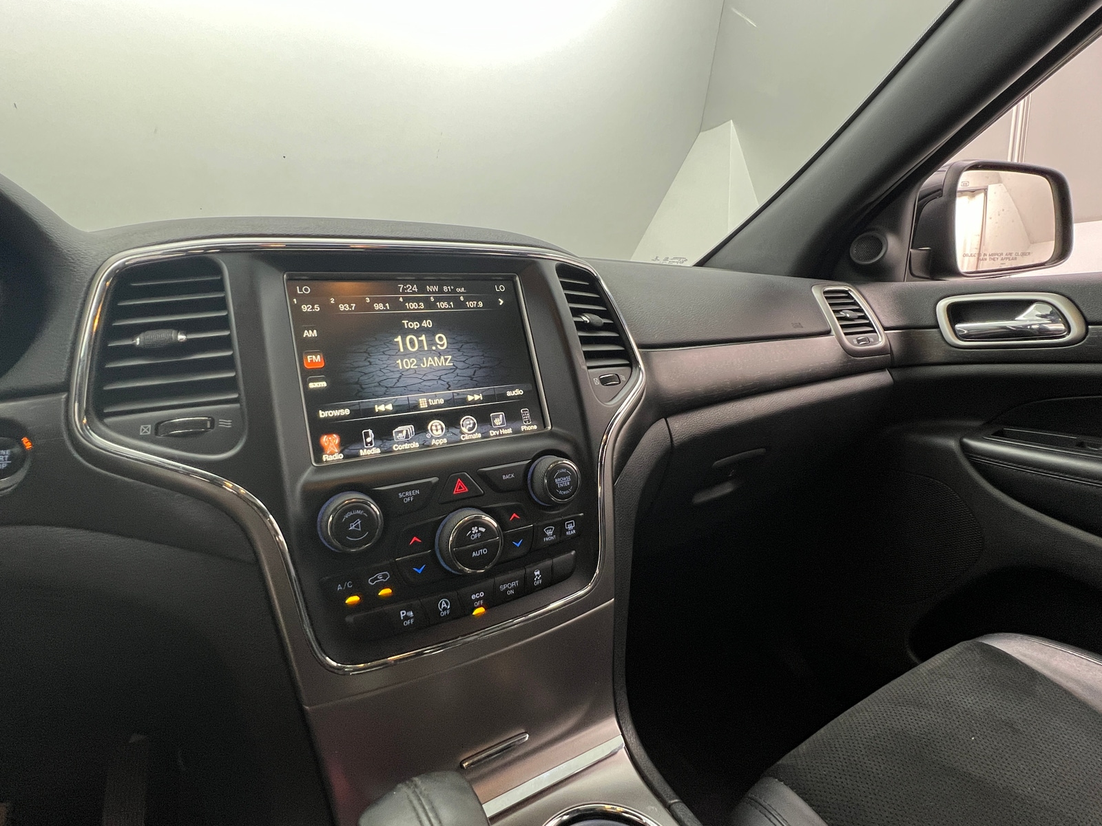 Thumbnail: 2017 Jeep Grand Cherokee - 3
