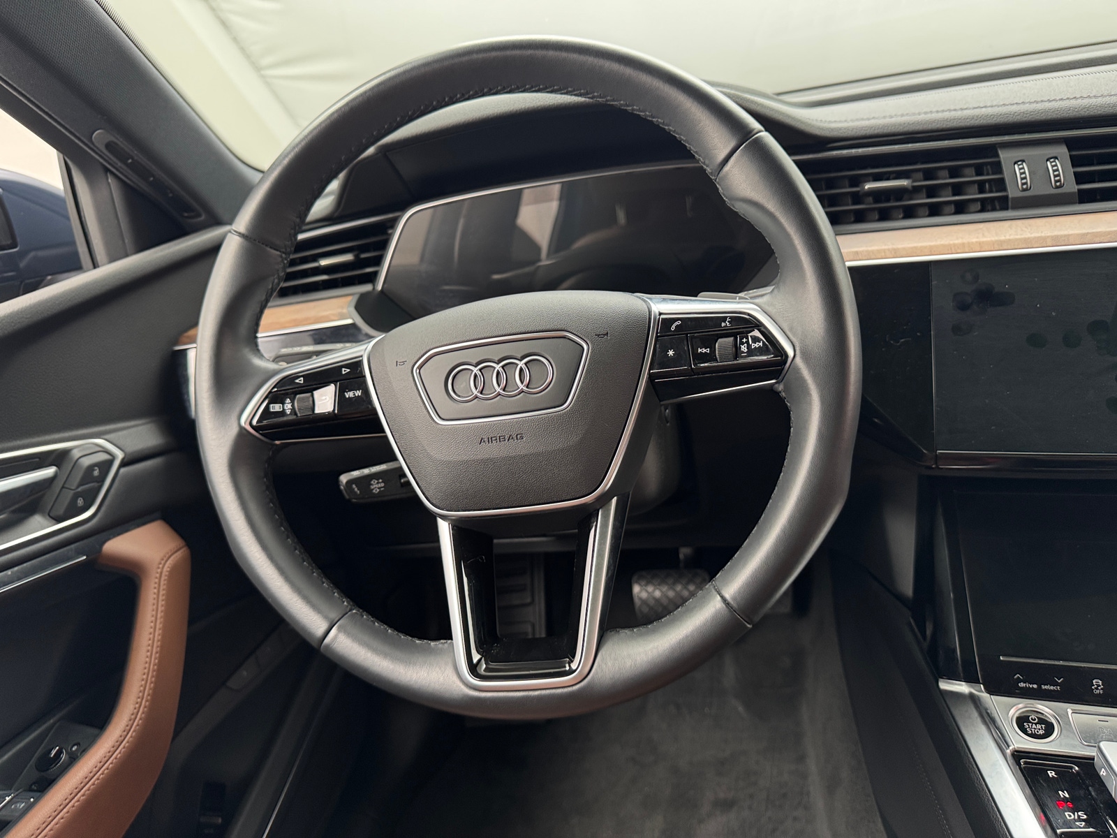 Thumbnail: 2022 Audi e-tron S - 4