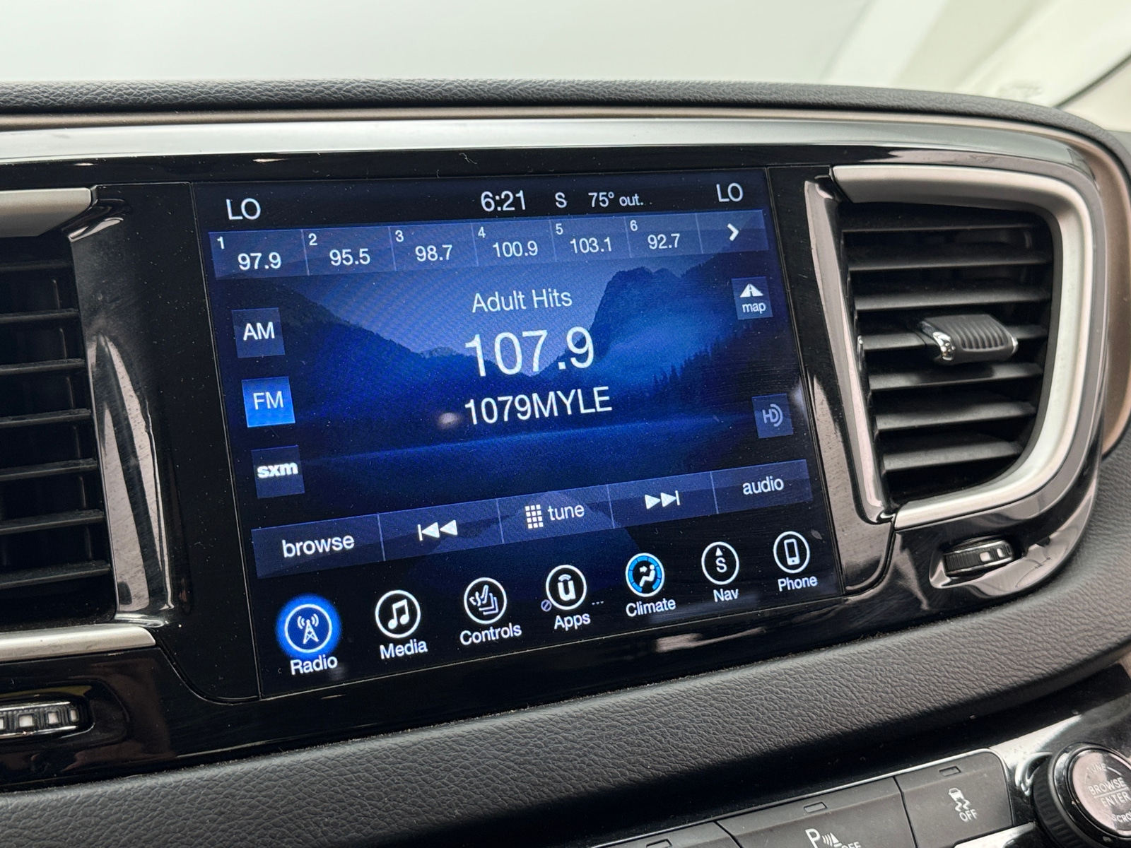 Thumbnail: 2017 Chrysler Pacifica - 3
